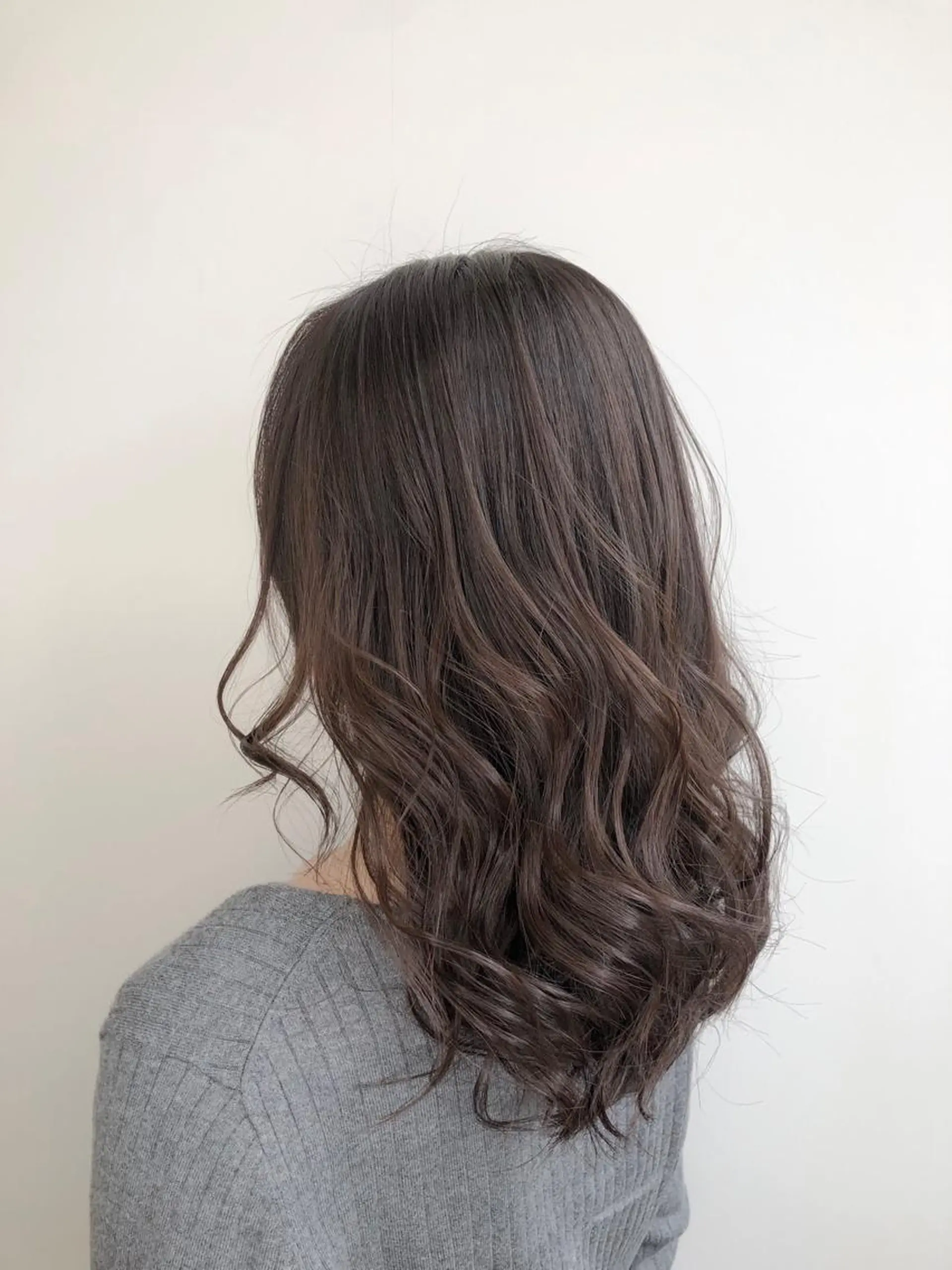 ミディアム カラー グレージュ 【透明感、艶髪】西村 有司のヘアスタイル