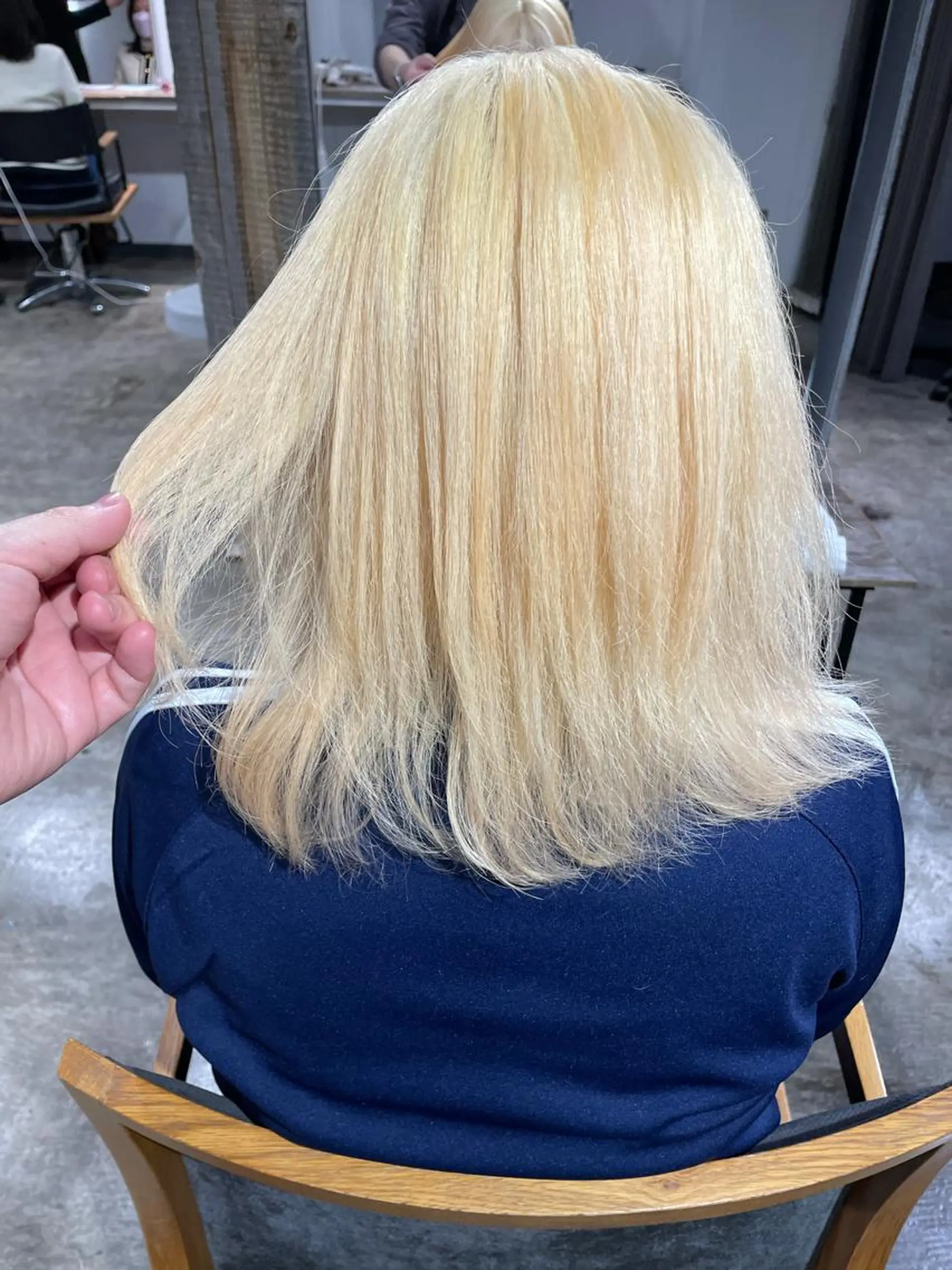 ミディアム カラー ブリーチ 抜きっぱなしブロンド ブロンド ヘアカラー トリートメント ハイトーン/レイヤー /ケアブリーチ石川治のヘアスタイル