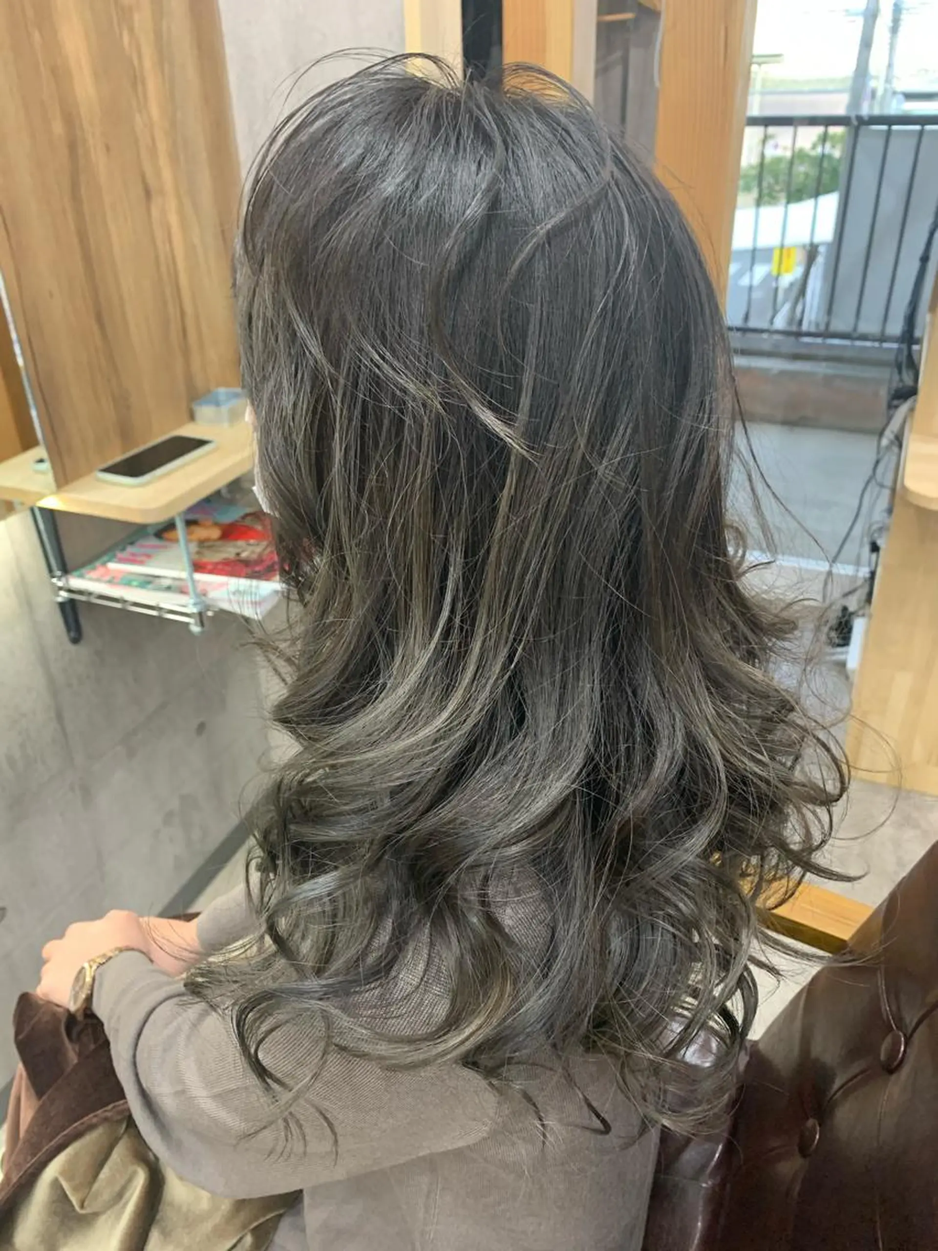 セミロング カラー バレイヤージュ ブリーチ ケアブリーチ ダブルカラー グラデーションカラー ヘアカラー memento 斎藤大覚のヘアスタイル