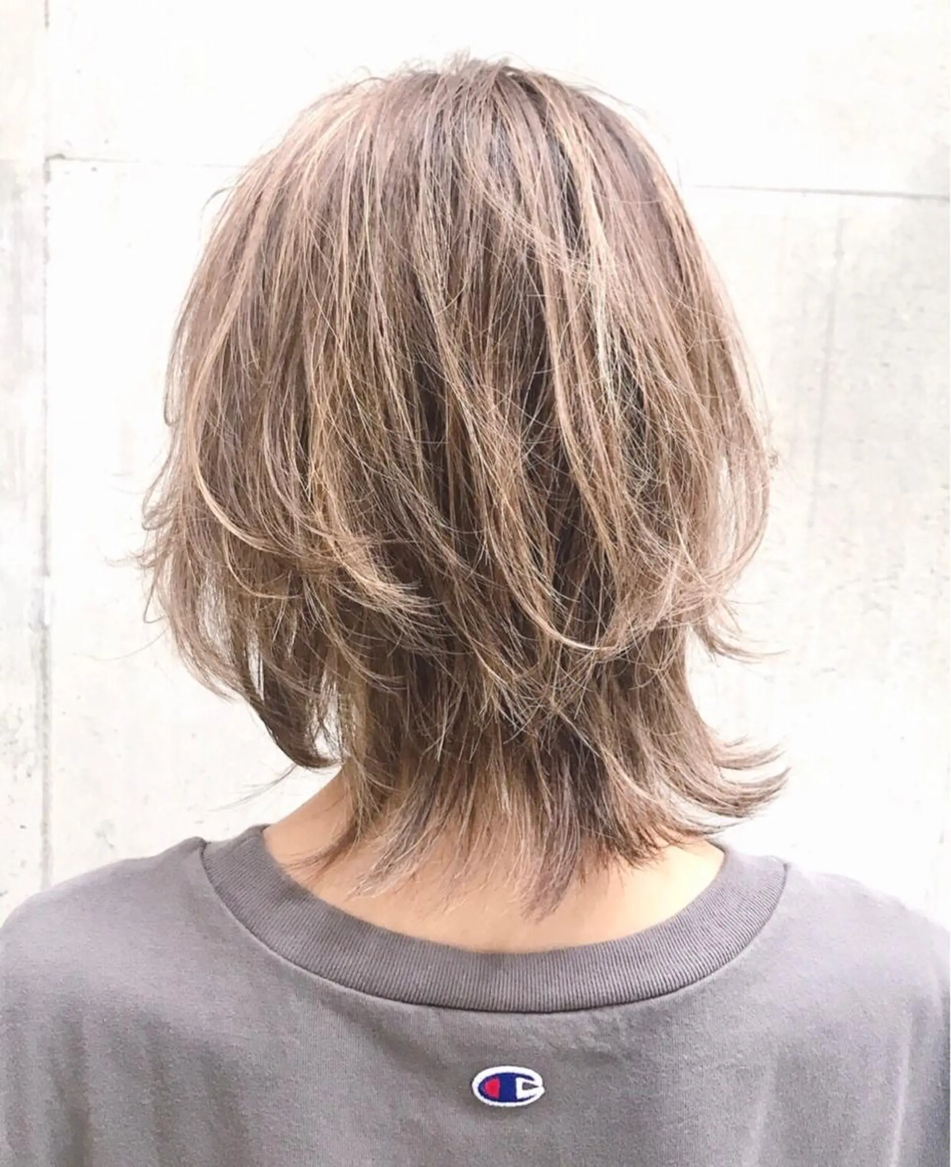 ミディアム カラー ミディアムパーマ アッシュ アッシュブラウン ベージュカラー 黒髪 ヘアカラー AKI アキのヘアスタイル