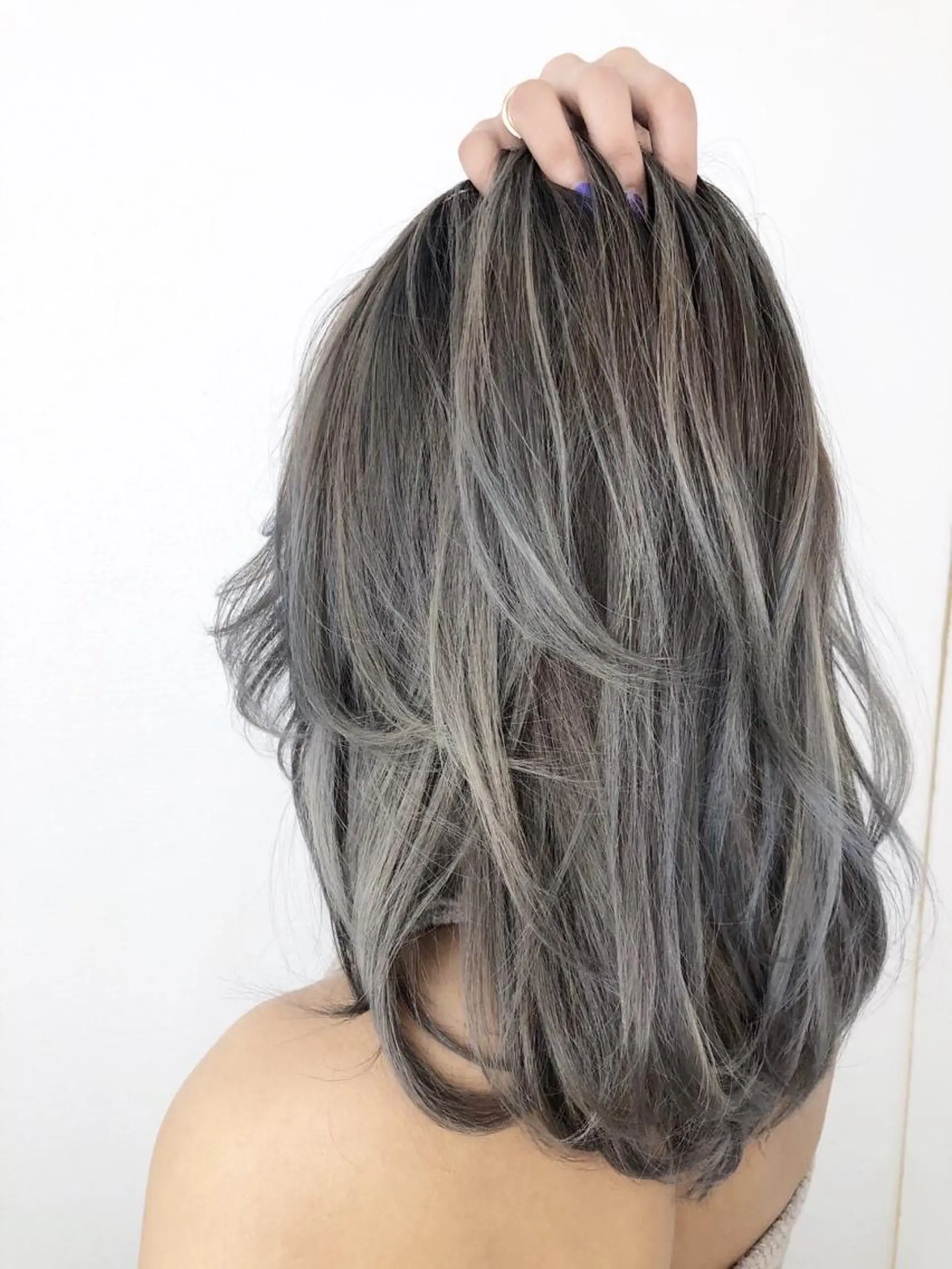 カラー バレイヤージュ グレージュ ヘアカラー トリートメント 門田 恭弥のヘアスタイル