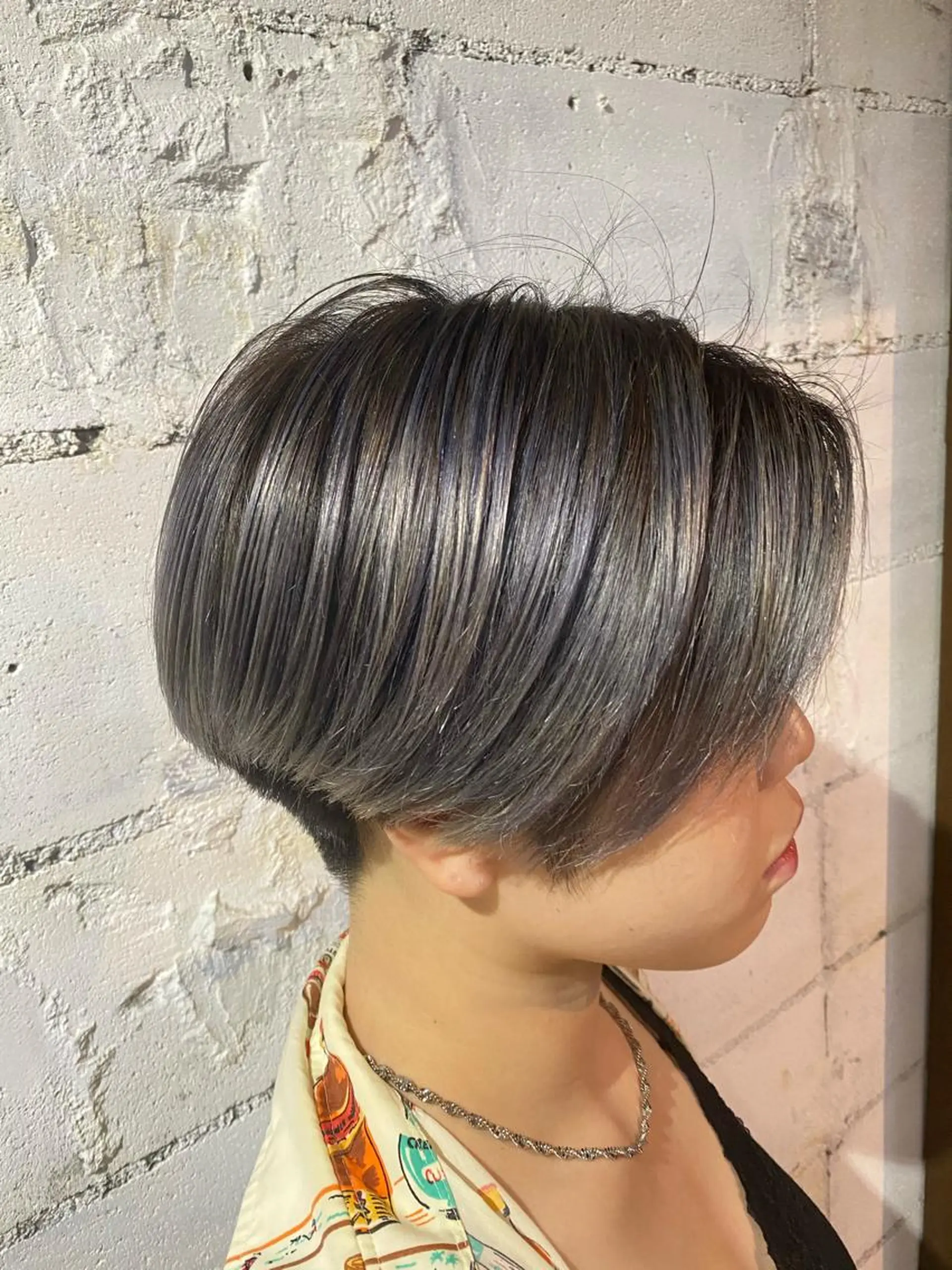 ショート カラー ブリーチ シルバー ホワイトシルバー 【韓国レイヤー特化 ハッシュカット】のヘアスタイル