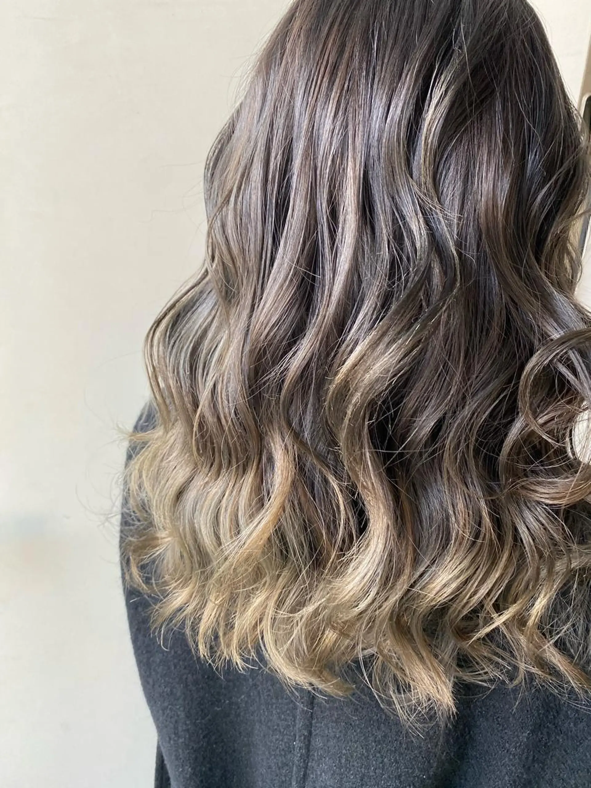 セミロング カラー バレイヤージュ グラデーションカラー レイヤーカット 中尾 綺のヘアスタイル