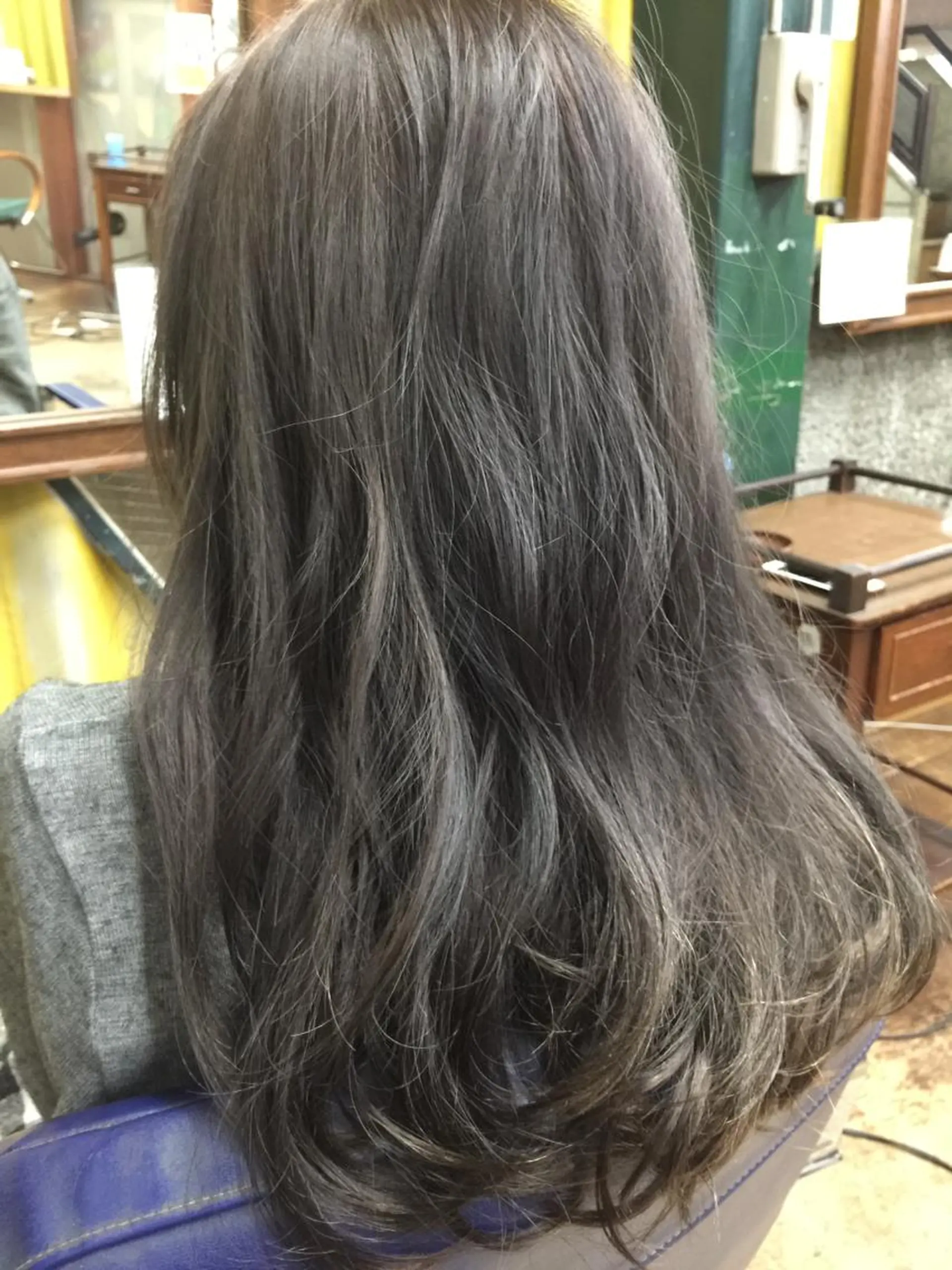 カラー ブリーチ グレージュ 中村 海のヘアスタイル