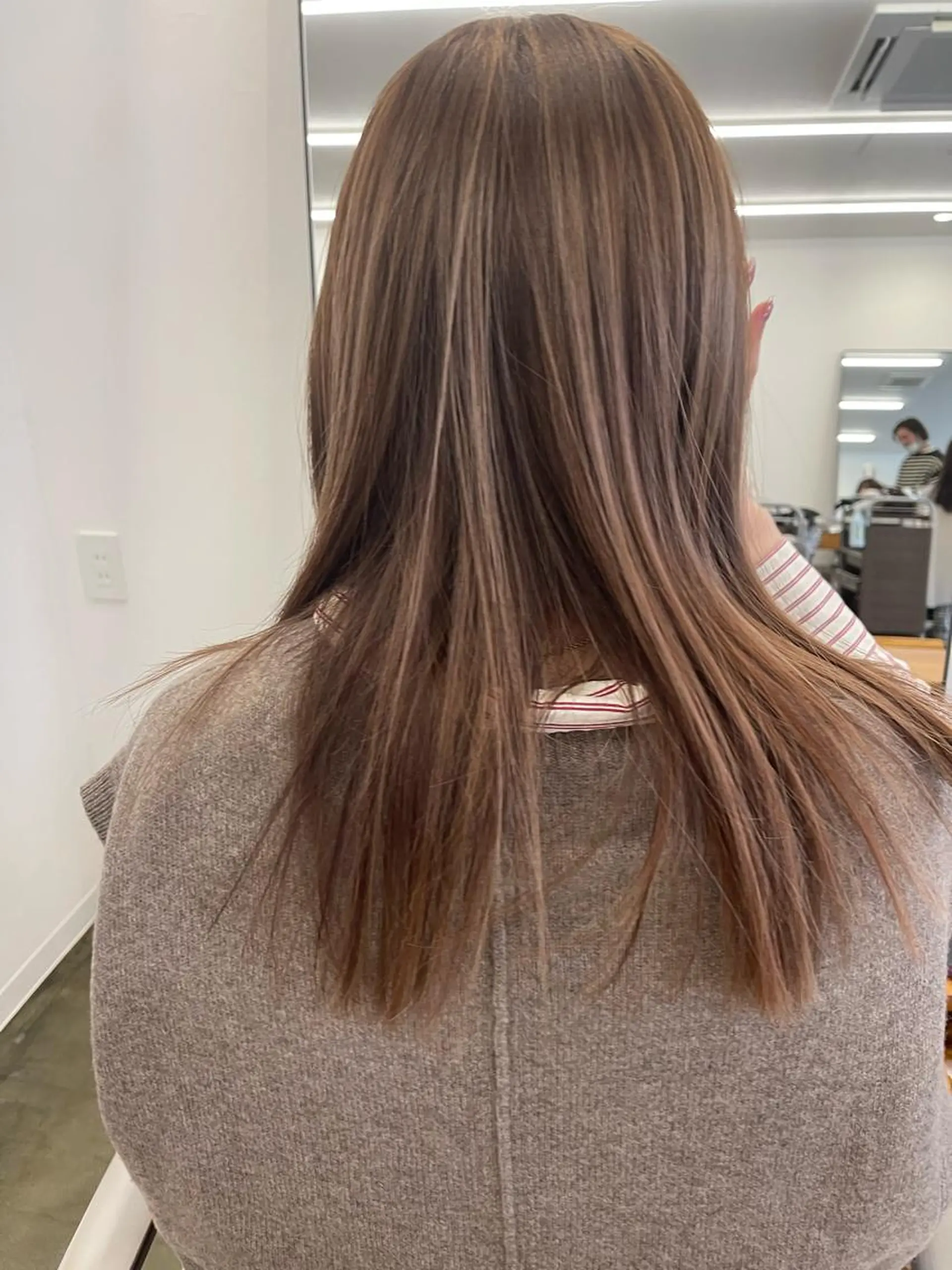 ミディアム カラー 💓パーマ，💗 レイヤーカットのヘアスタイル