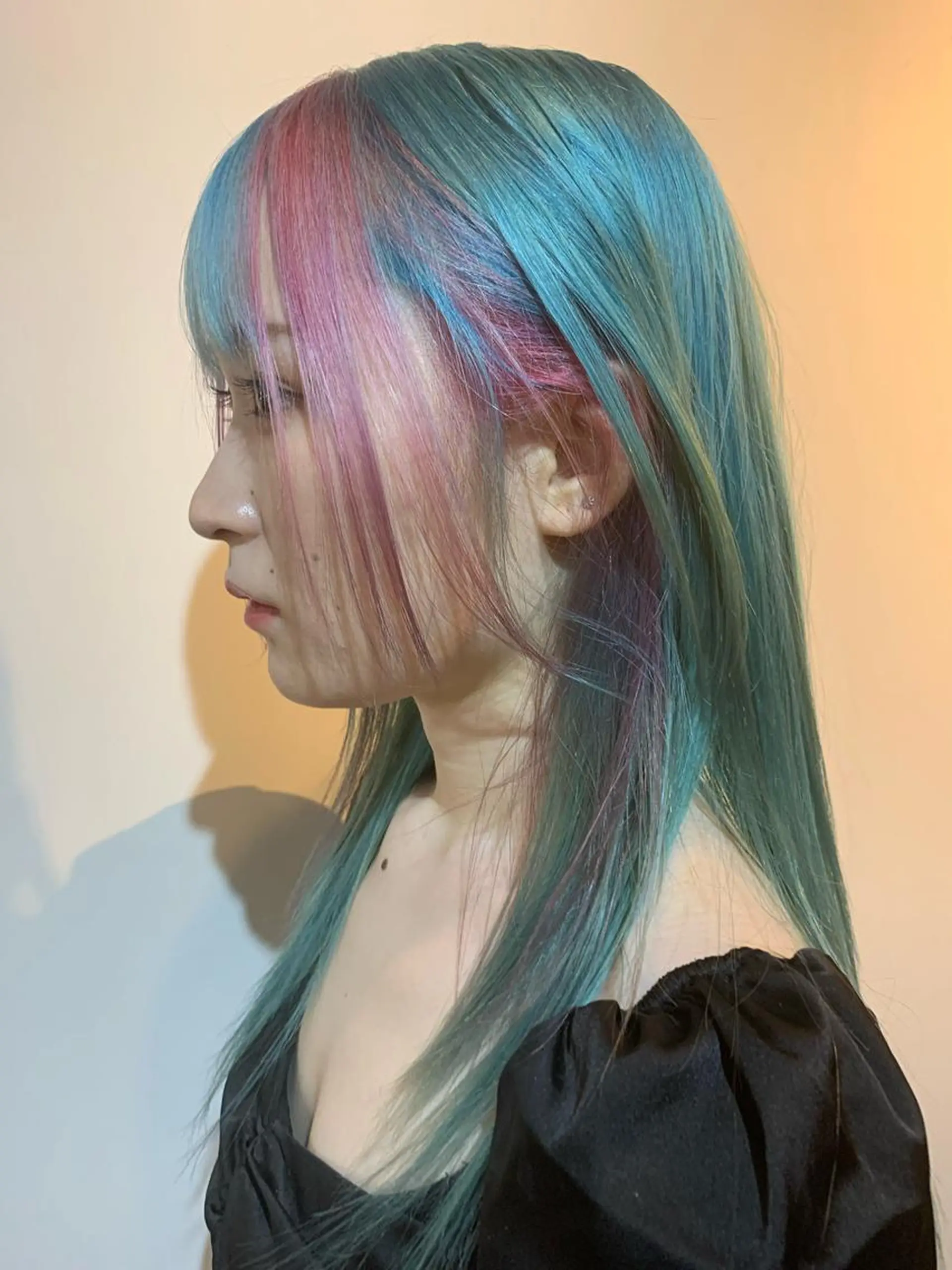 セミロング イエローカラー 佐藤 純生のヘアスタイル