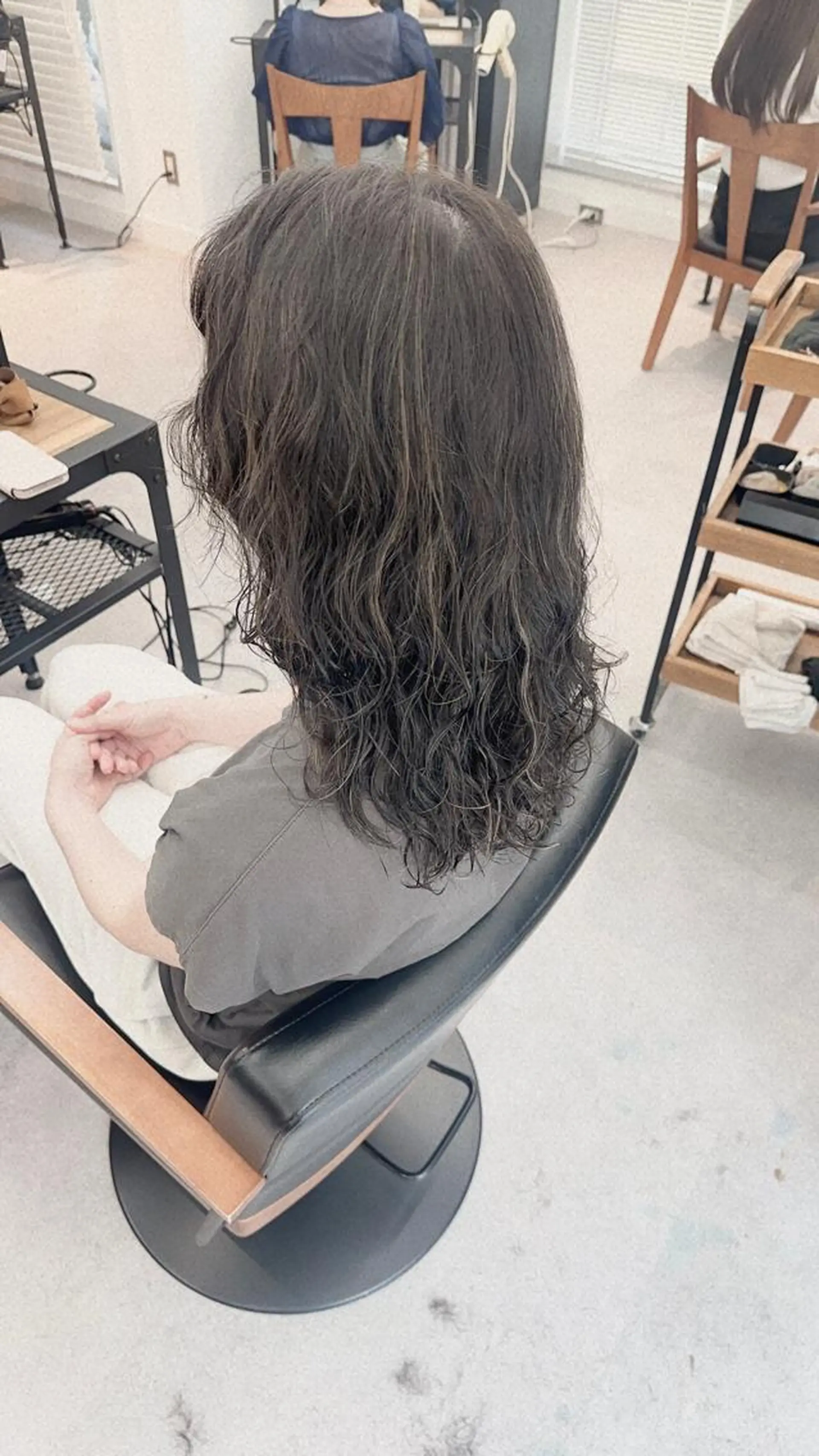 セミロング カラー パーマ ヘアアレンジ メンズ キッズ ネイル マツエク・マツパ アイブロウ カット ヘアカラー レイヤーカット／顔周 りカット/縮毛矯正のヘアスタイル