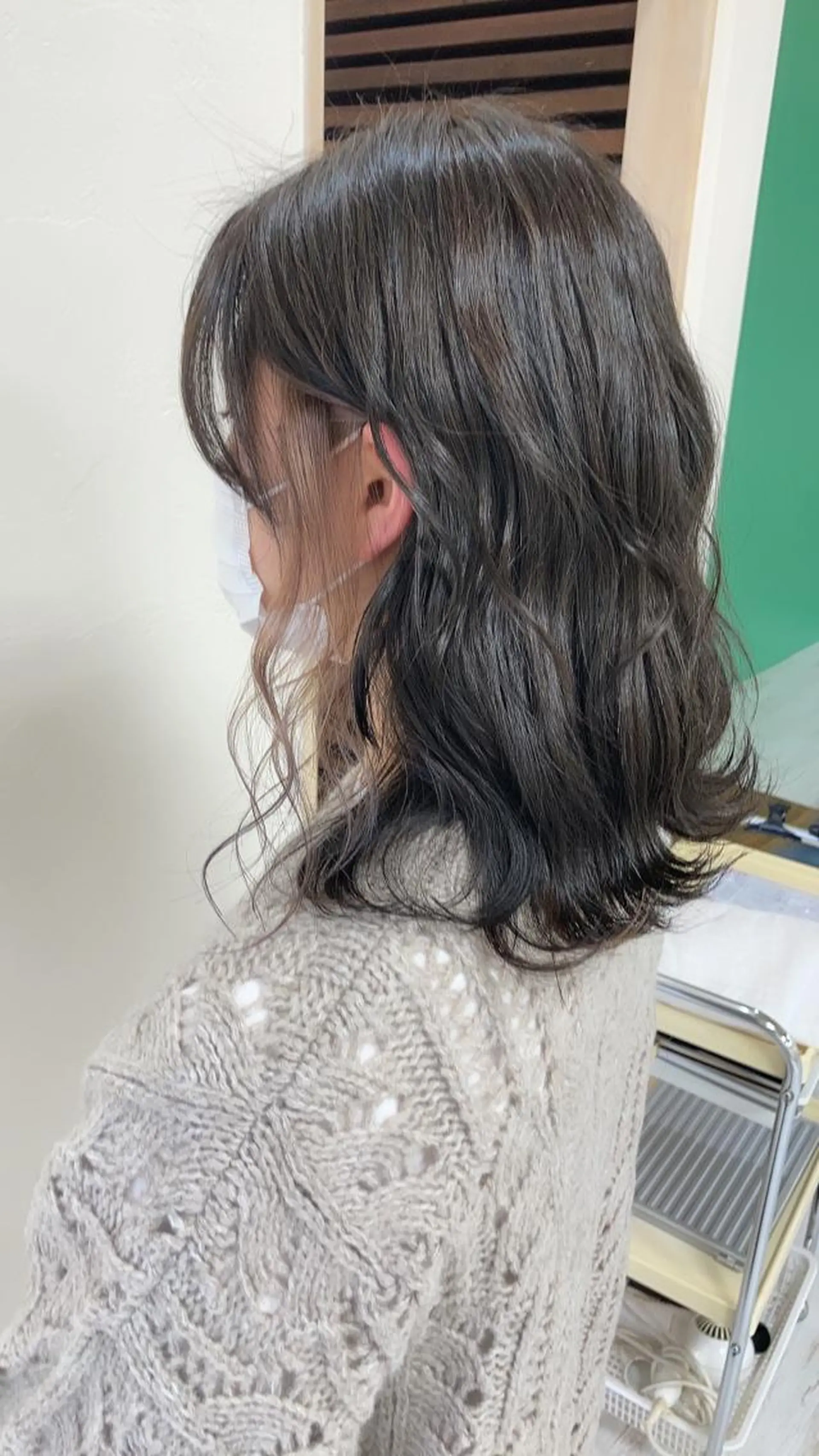 ミディアム カラー イヤリングカラー グレージュ オリーブグレージュ オリーブグレー 浅岡 のどかのヘアスタイル