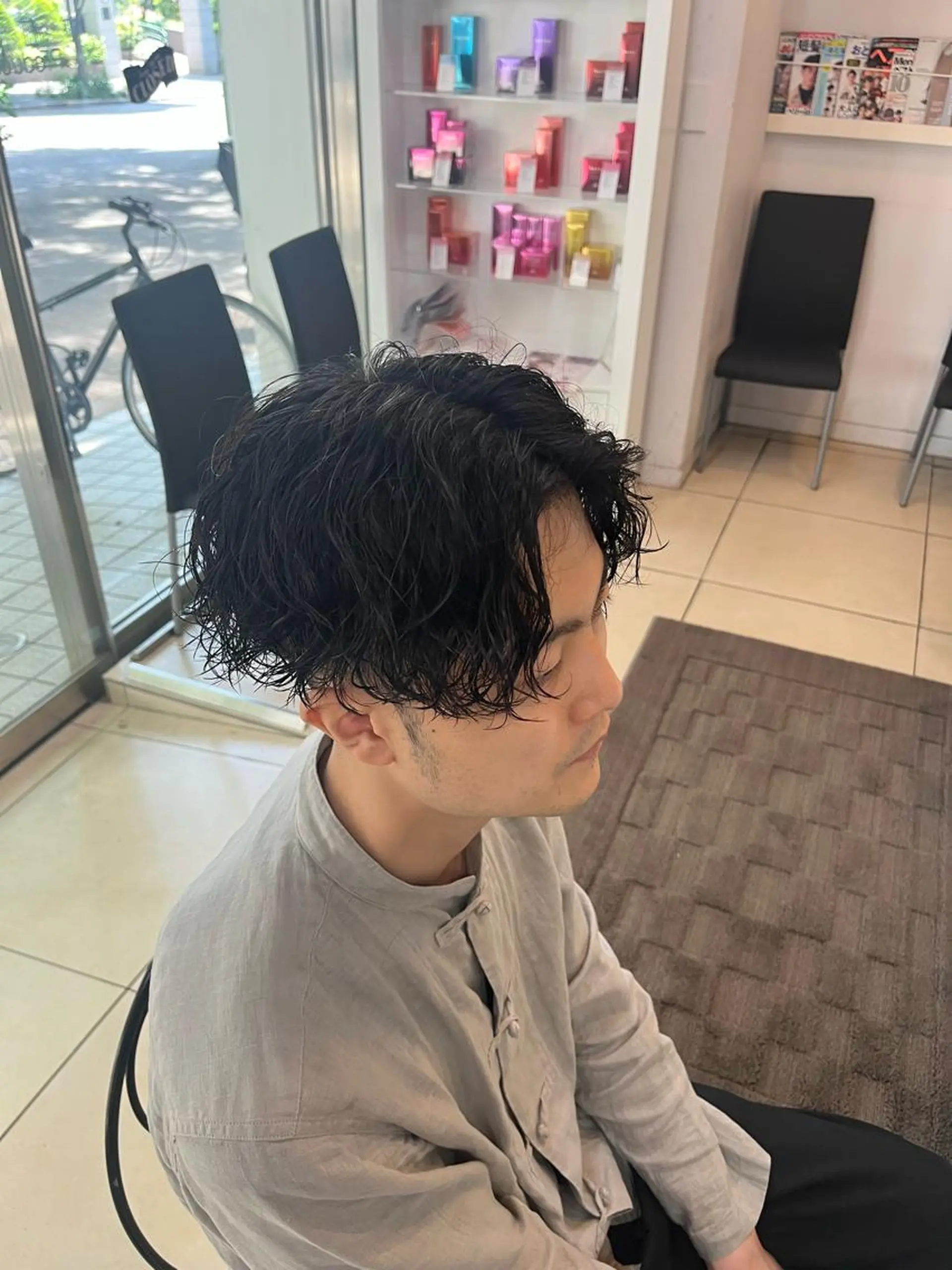ミディアム パーマ メンズ ミディアムパーマ メンズパーマ ツイストスパイラルパーマ スパイラルパーマ カット パーマ 韓国メンズヘア/ 毛流れヘア　須田龍世のヘアスタイル