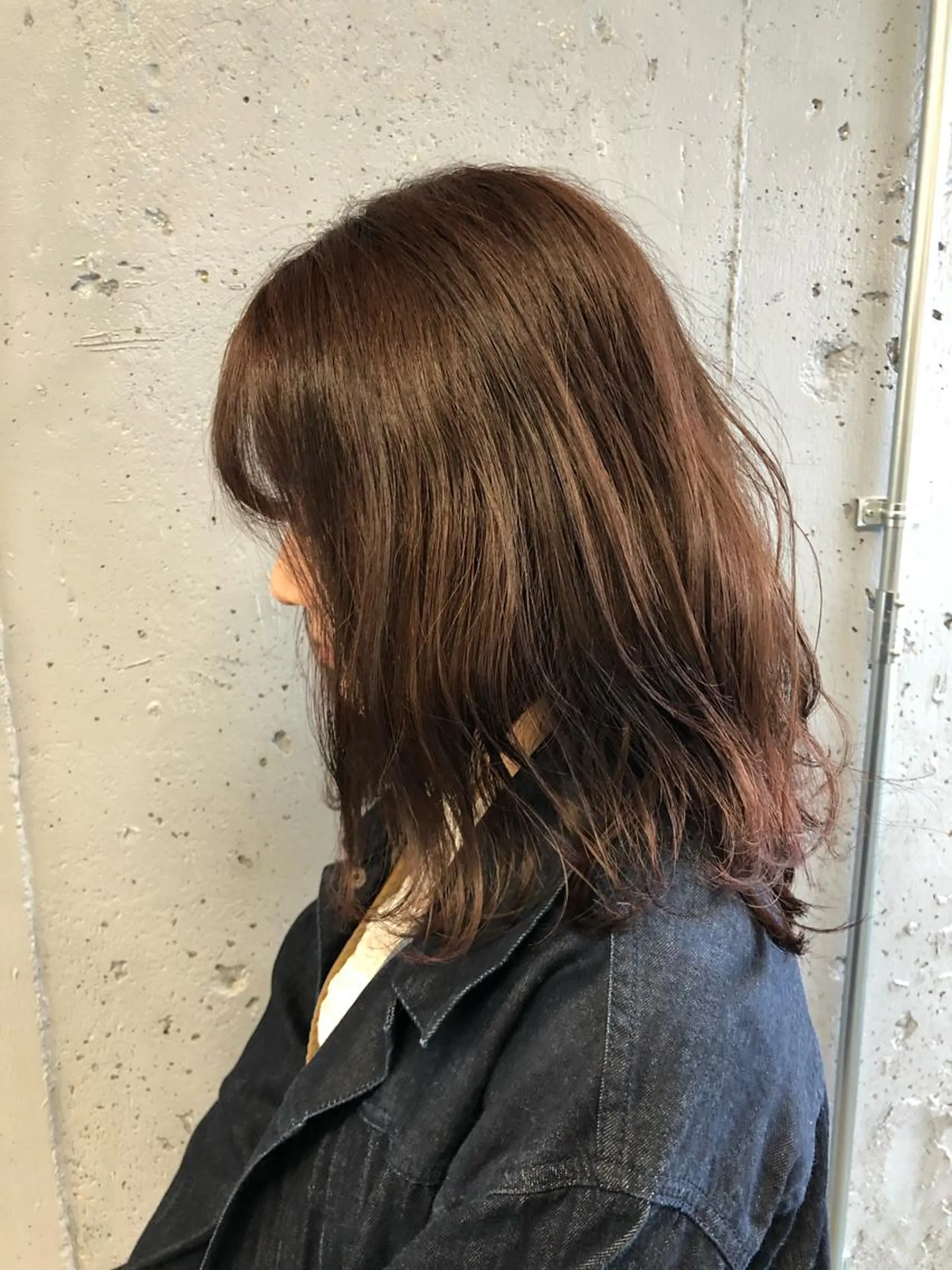 ミディアム 顔まわりレイヤー デザインカットのヘアスタイル