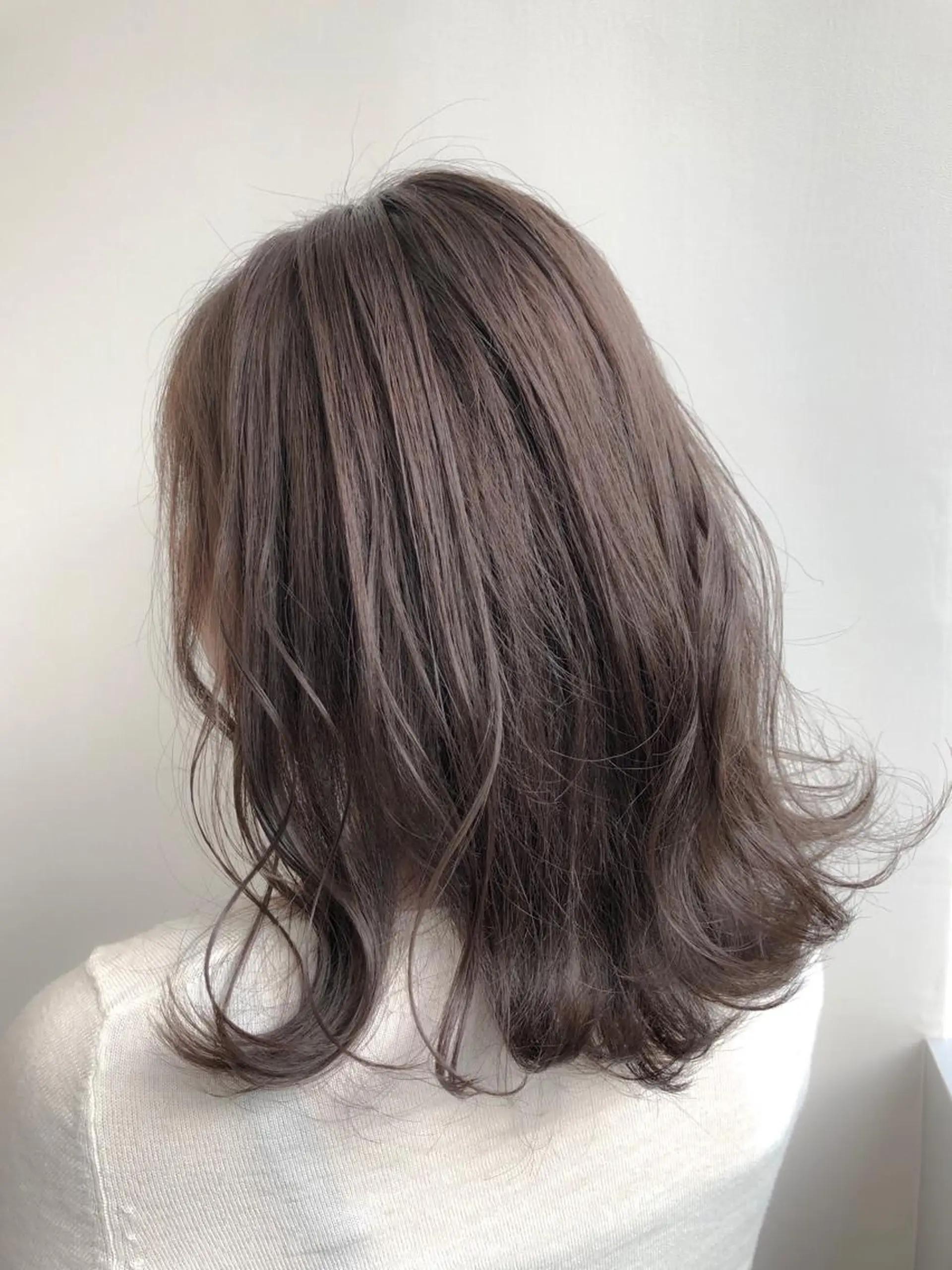 セミロング カラー ブリーチ ケアブリーチ エドルカラー グレージュ SALOWIN神戸三宮East店所属・【透明感、艶髪】西村 有司のヘアスタイル