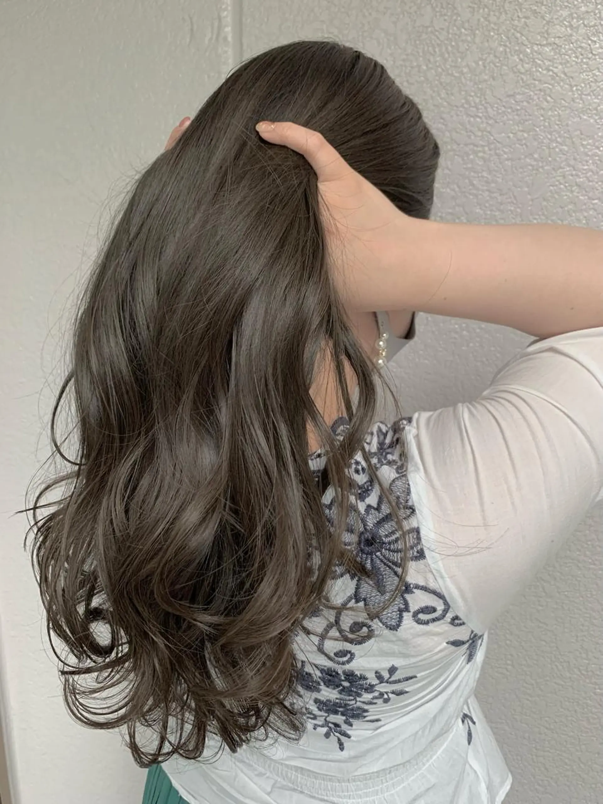 ロング カラー グレージュ オリーブグレージュ オリーブグレー 💎赤み消しカラー 特化型デザイナー💎のヘアスタイル