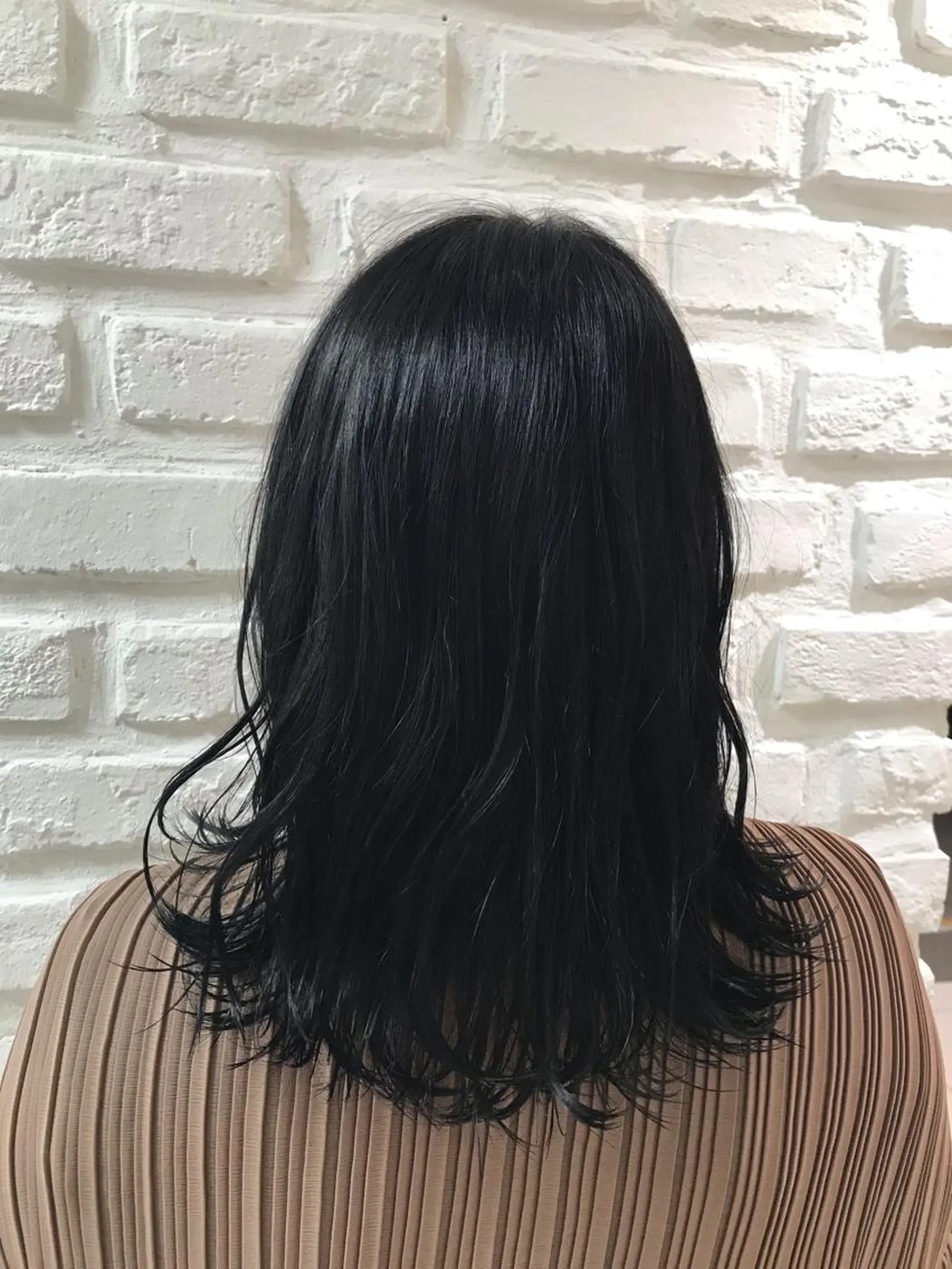 ミディアム カラー 黒髪 ブルーカラー ブルーブラック 外ハネヘア 【暖色カラー特化】 中山由梨のヘアスタイル