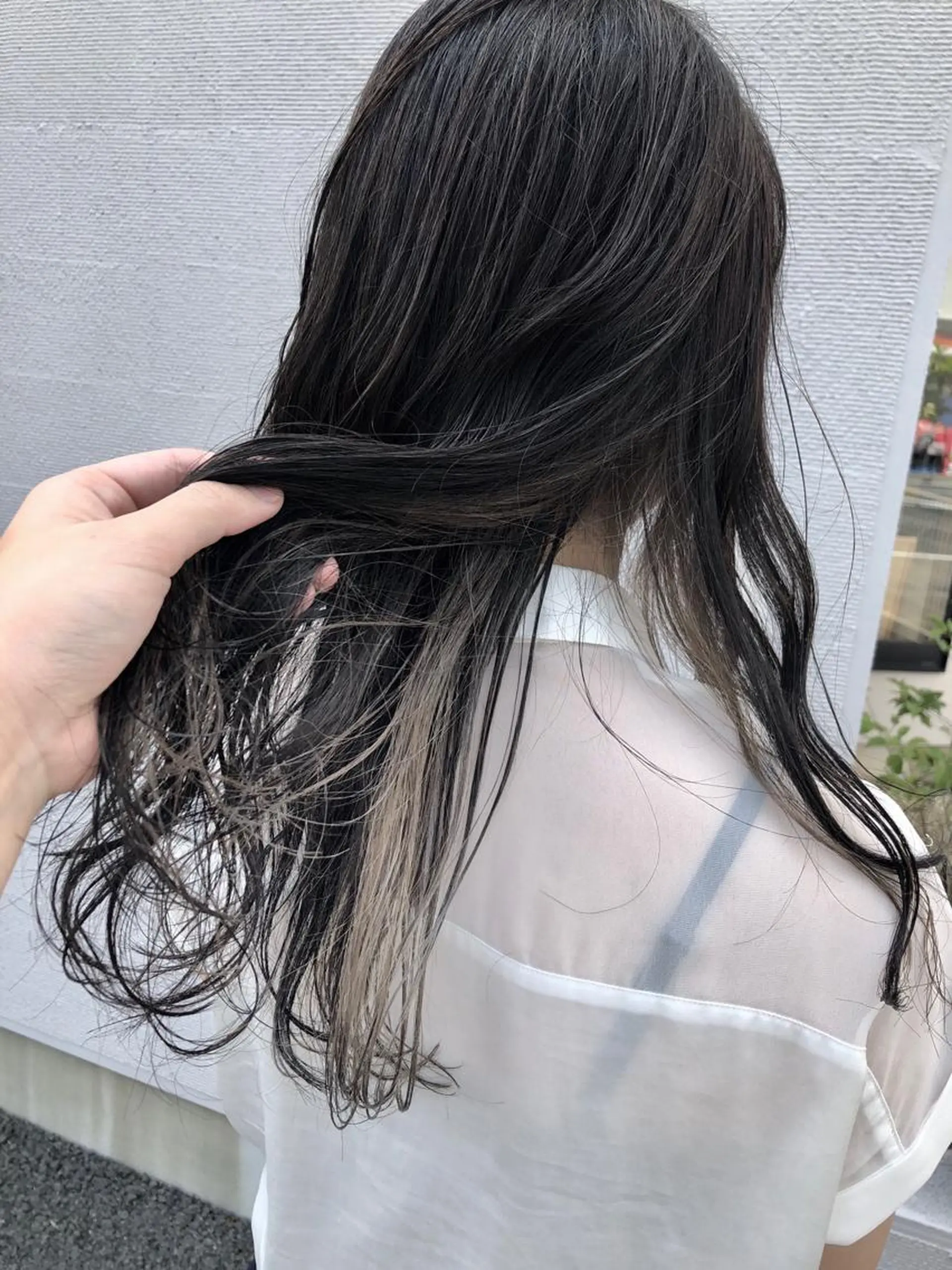 ロング カラー ブリーチ インナーカラー シルバー 中川 茜里のヘアスタイル