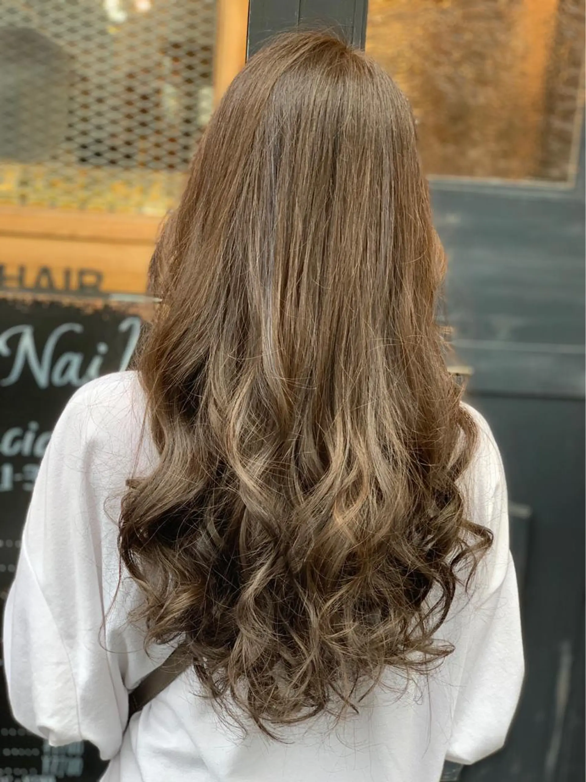 ロング カラー グレージュ ハイライトカラー ハイライト カット パーマ トリートメント ヨッ シーのヘアスタイル