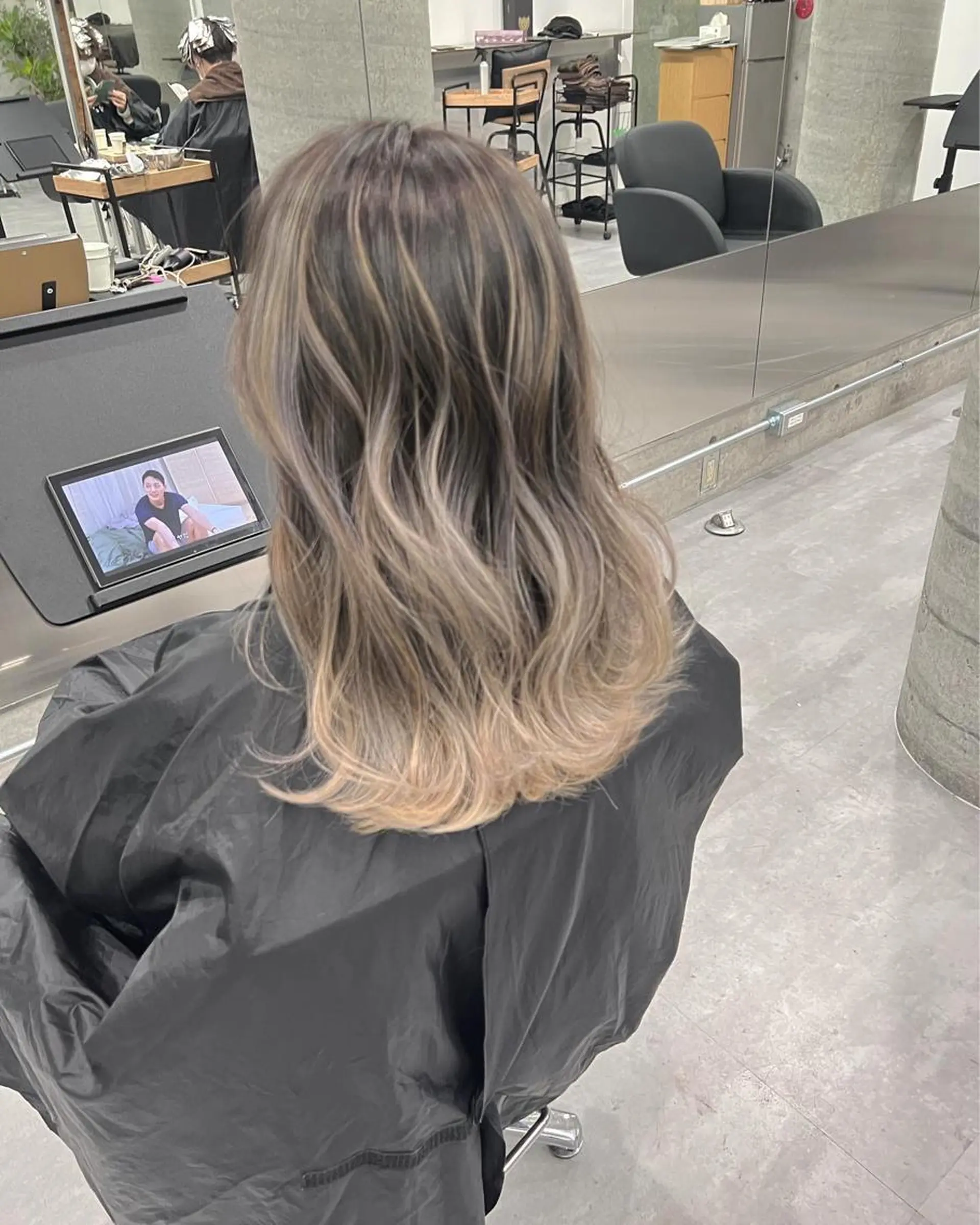 セミロング カラー ブリーチ ヘアカラー トリートメント 艶髪✨ブリーチ職人 井手正康のヘアスタイル