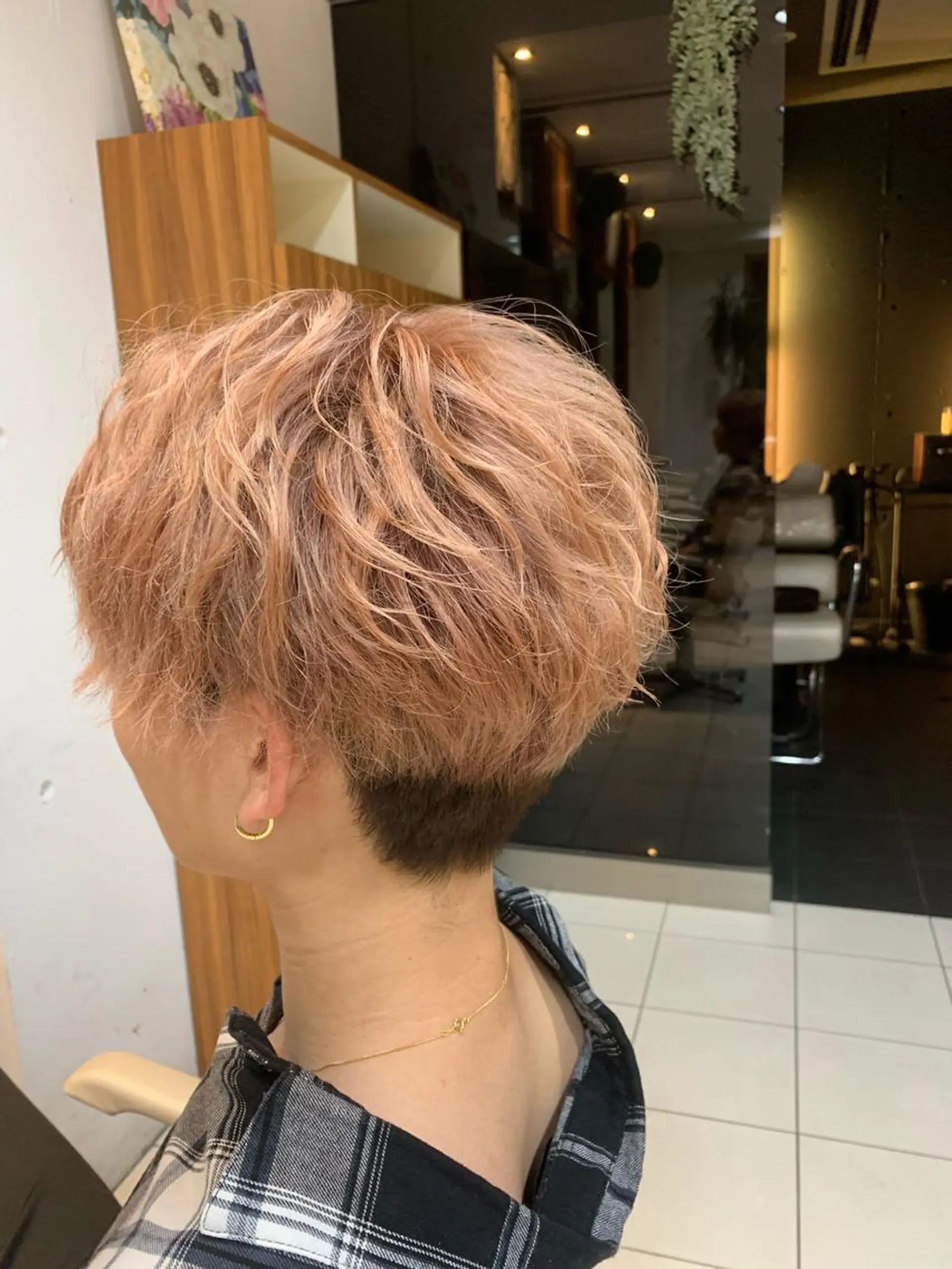 ショート カラー メンズ ピンクカラー 縮毛矯正 トリートメント 白髪ぼかしハイライト 柳川拓哉のヘアスタイル