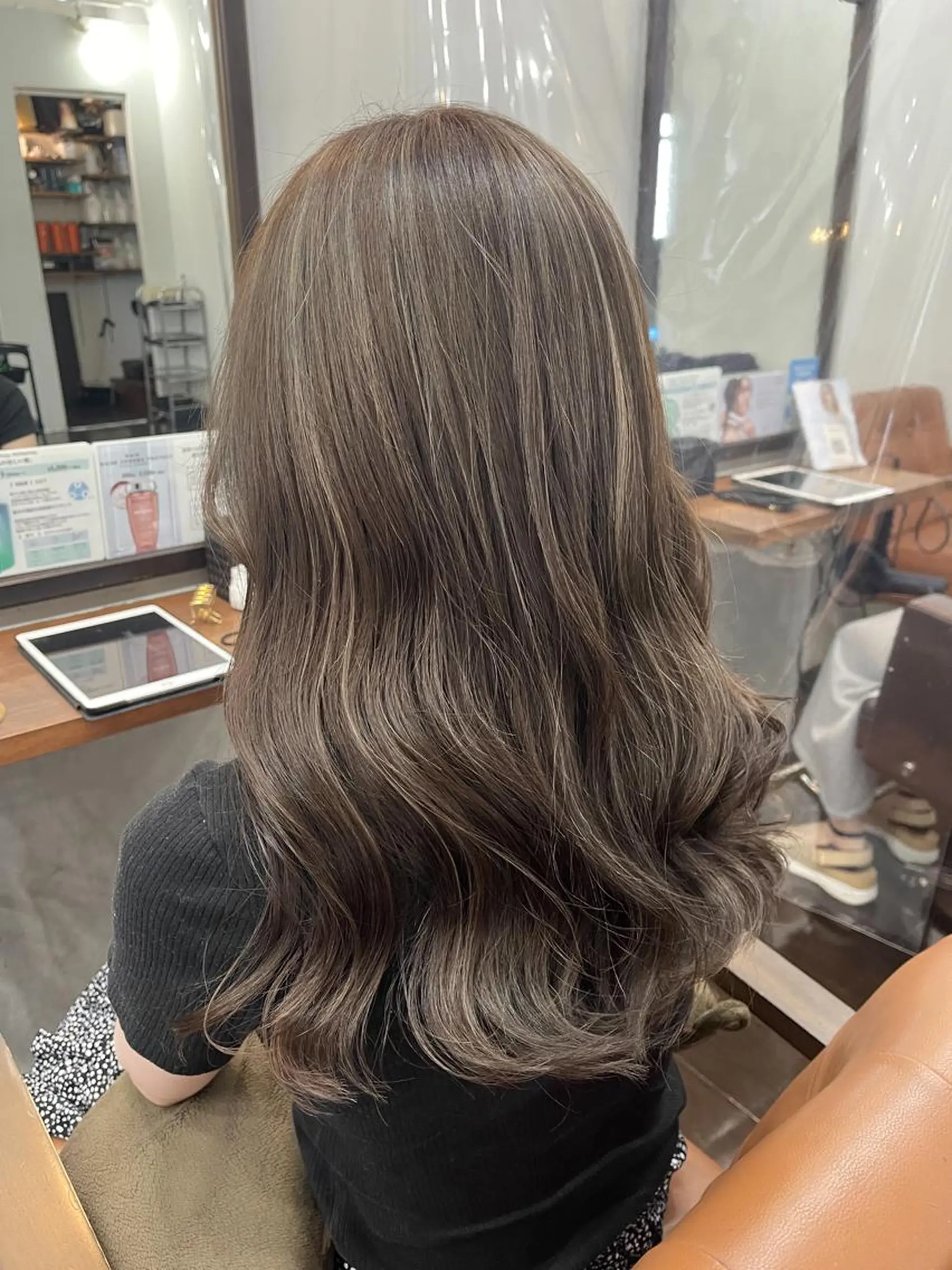 セミロング ハイライト 難波 茜のヘアスタイル