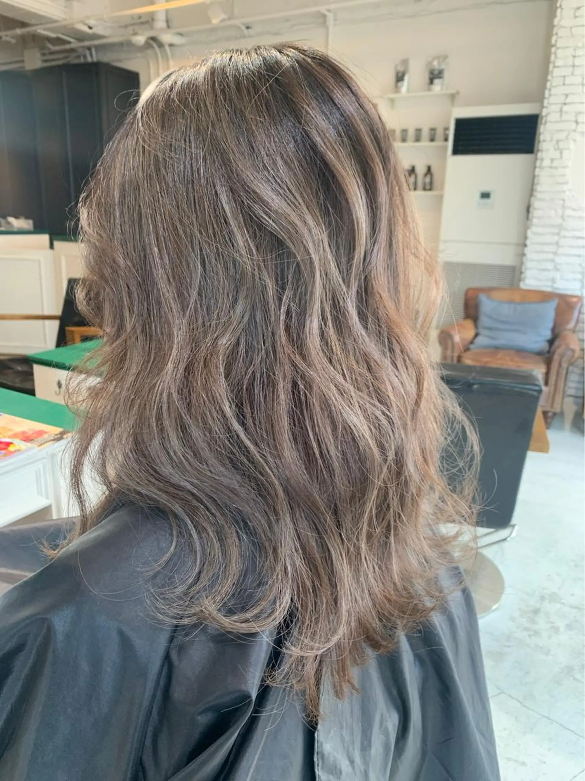 ミディアム カラー ベージュカラー フォギーベージュ グラデーションカラー Chlom🌿Top Stylist沖田のヘアスタイル