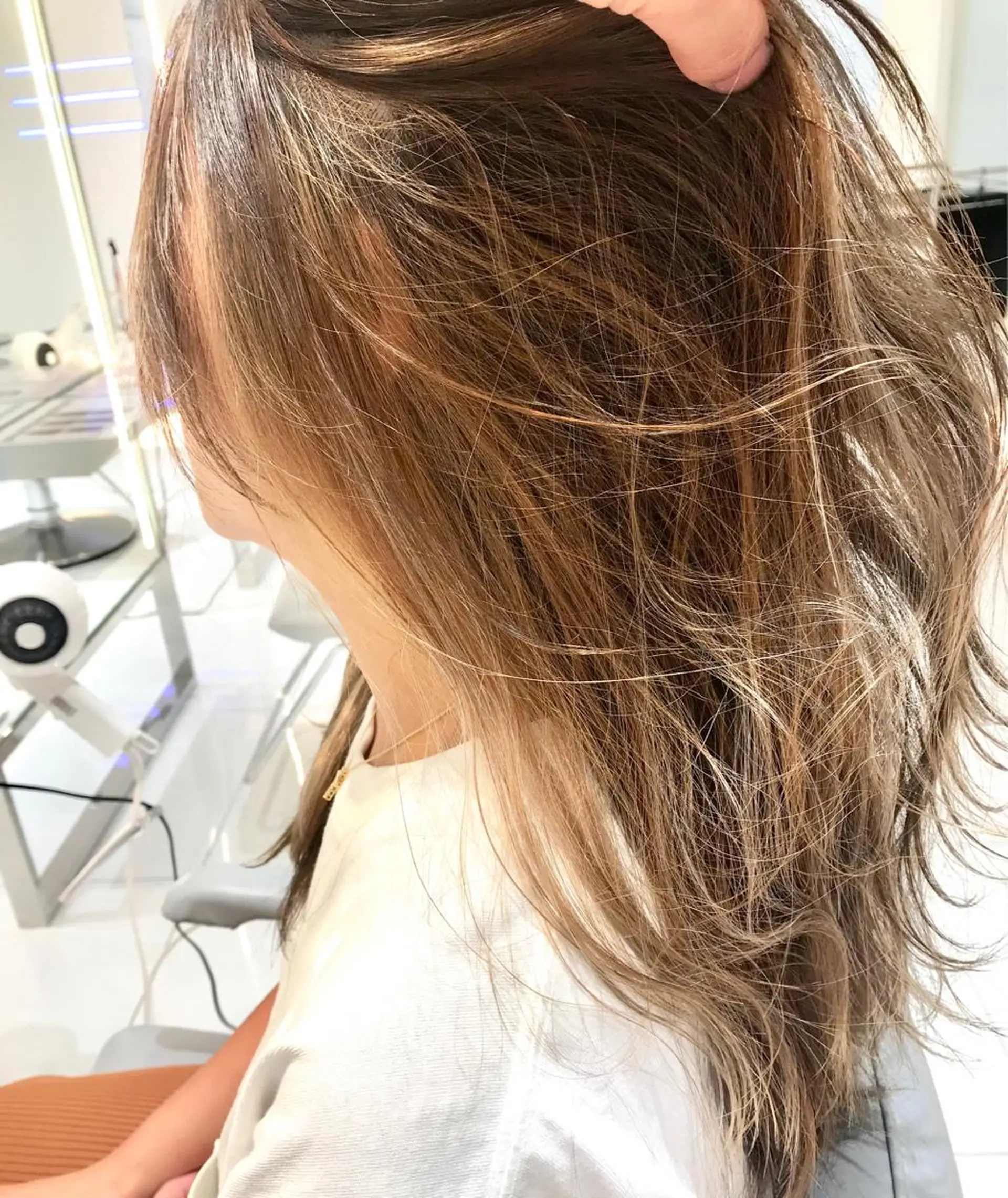 ミディアム カラー ベージュカラー イヤリングカラー インナーカラー 加藤 憂のヘアスタイル