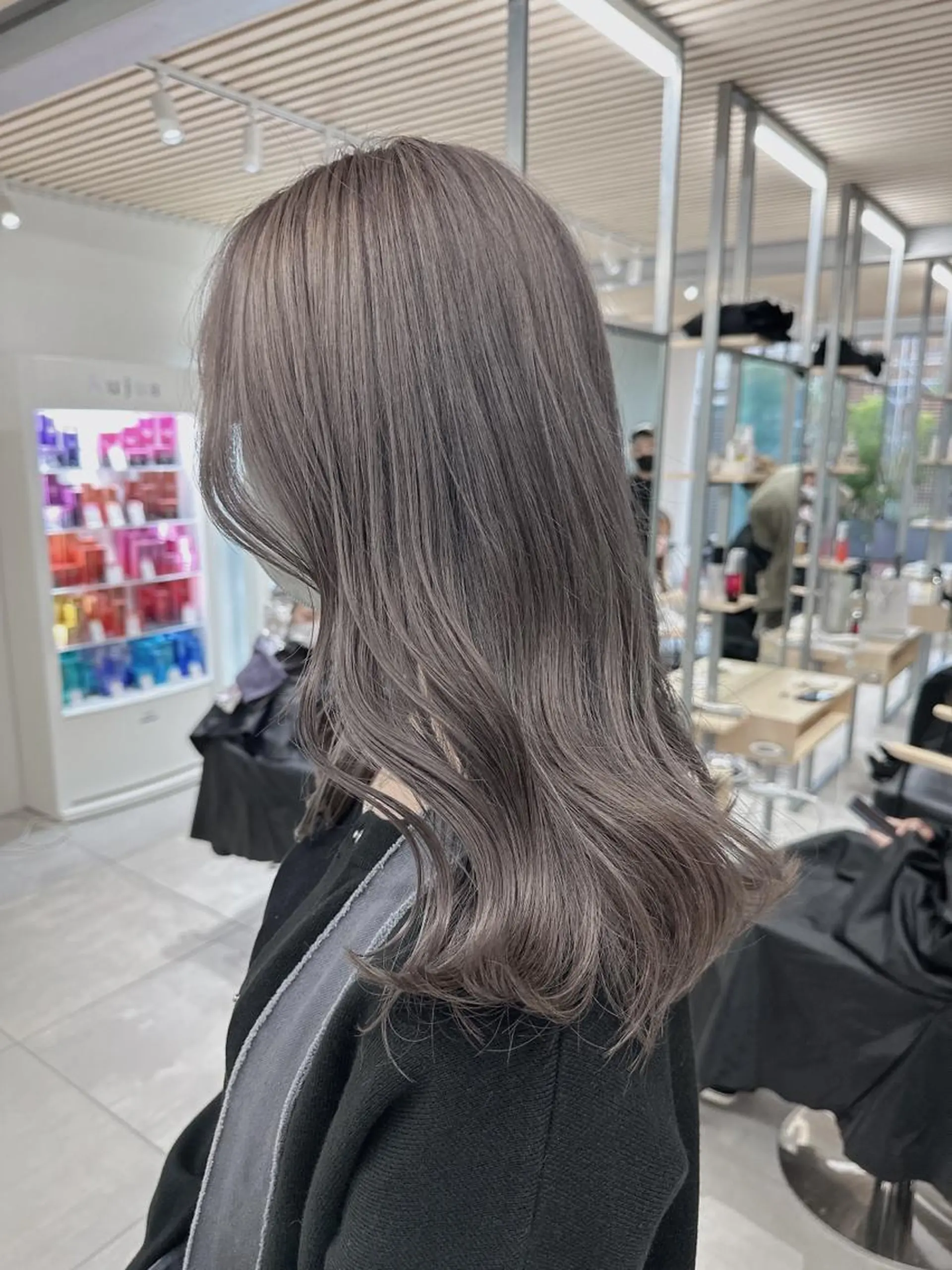 ミディアム カラー レイヤーカット 透明感カラーのヘアスタイル