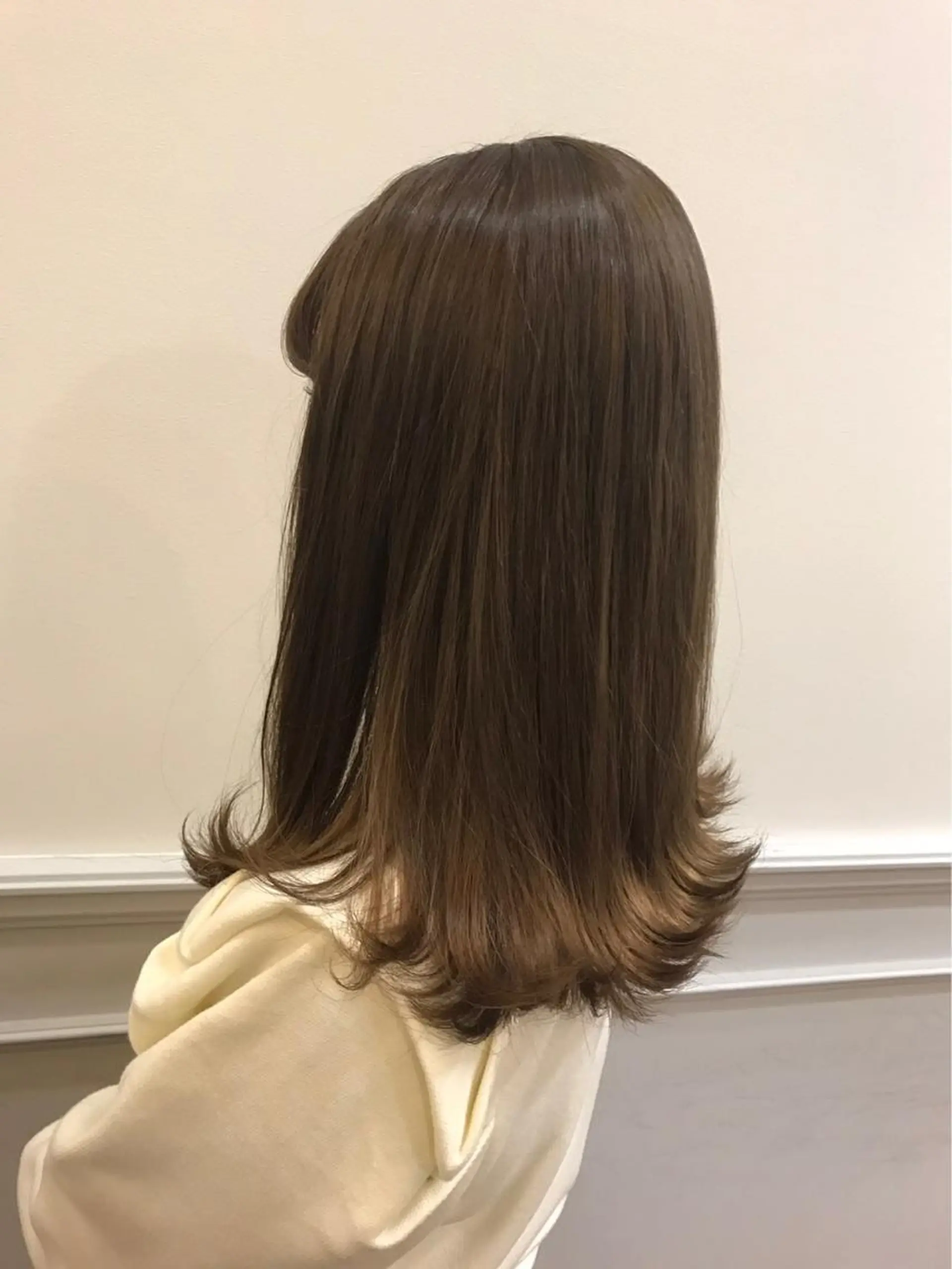 ミディアム カラー アッシュ ベージュカラー ブリーチ 透明感カラー ハイトーンカラー ひろせ かなのヘアスタイル