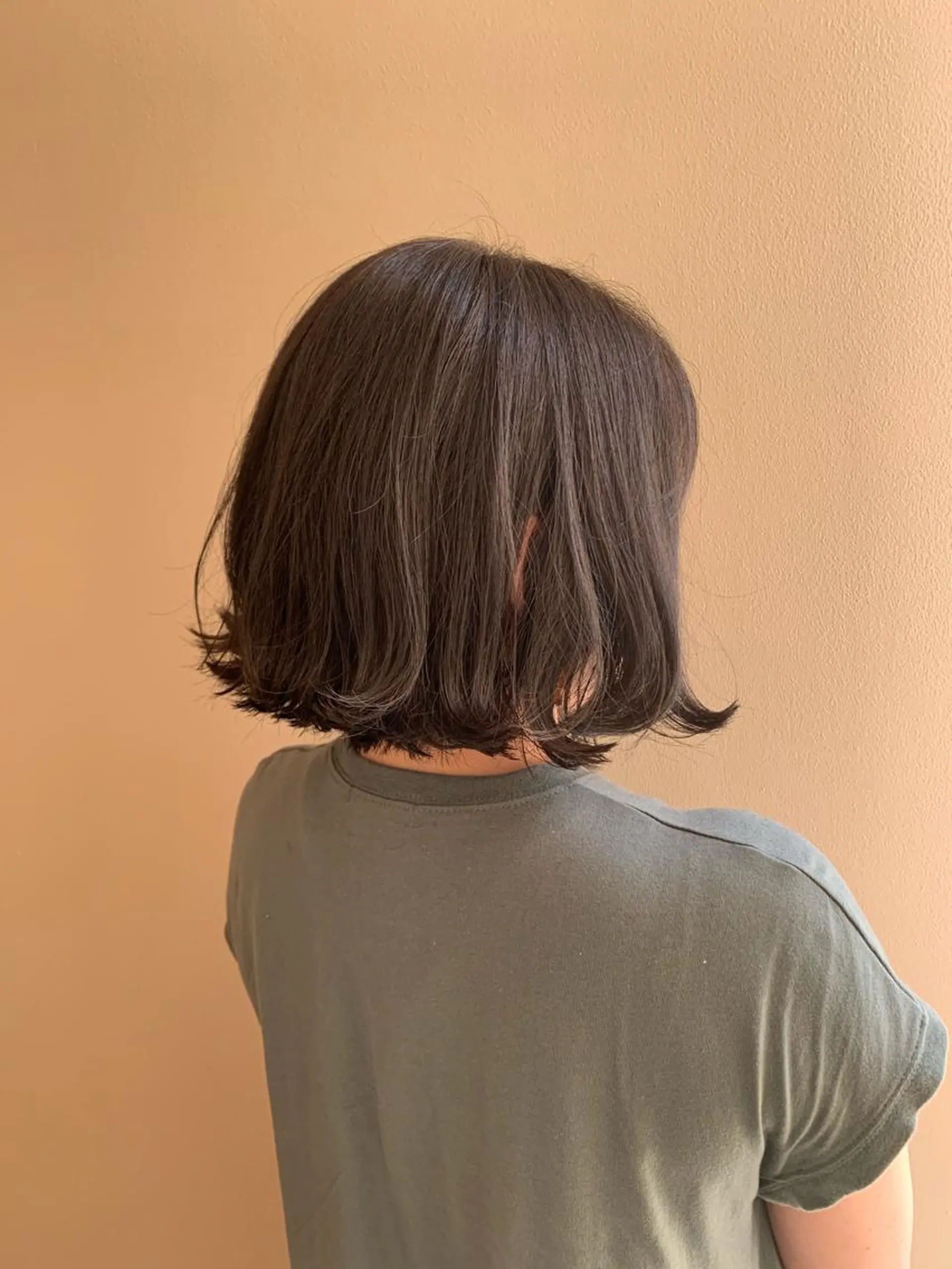 ショート カラー ネイビーカラー 顔まわりカット✄ ベージュカラー🧸のヘアスタイル