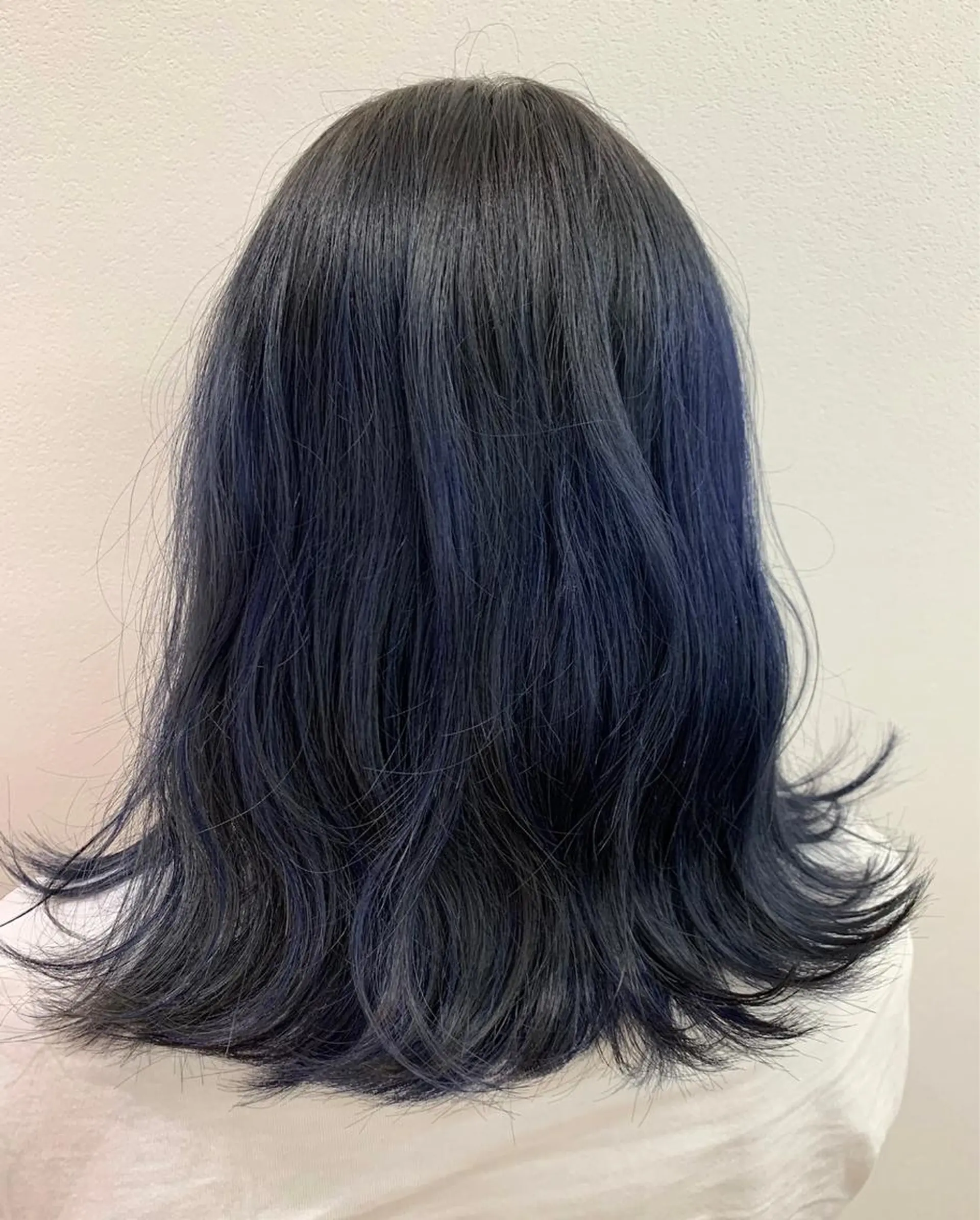 ミディアム カラー グラデーションカラー ネイビーカラー 佐々木 有彩のヘアスタイル