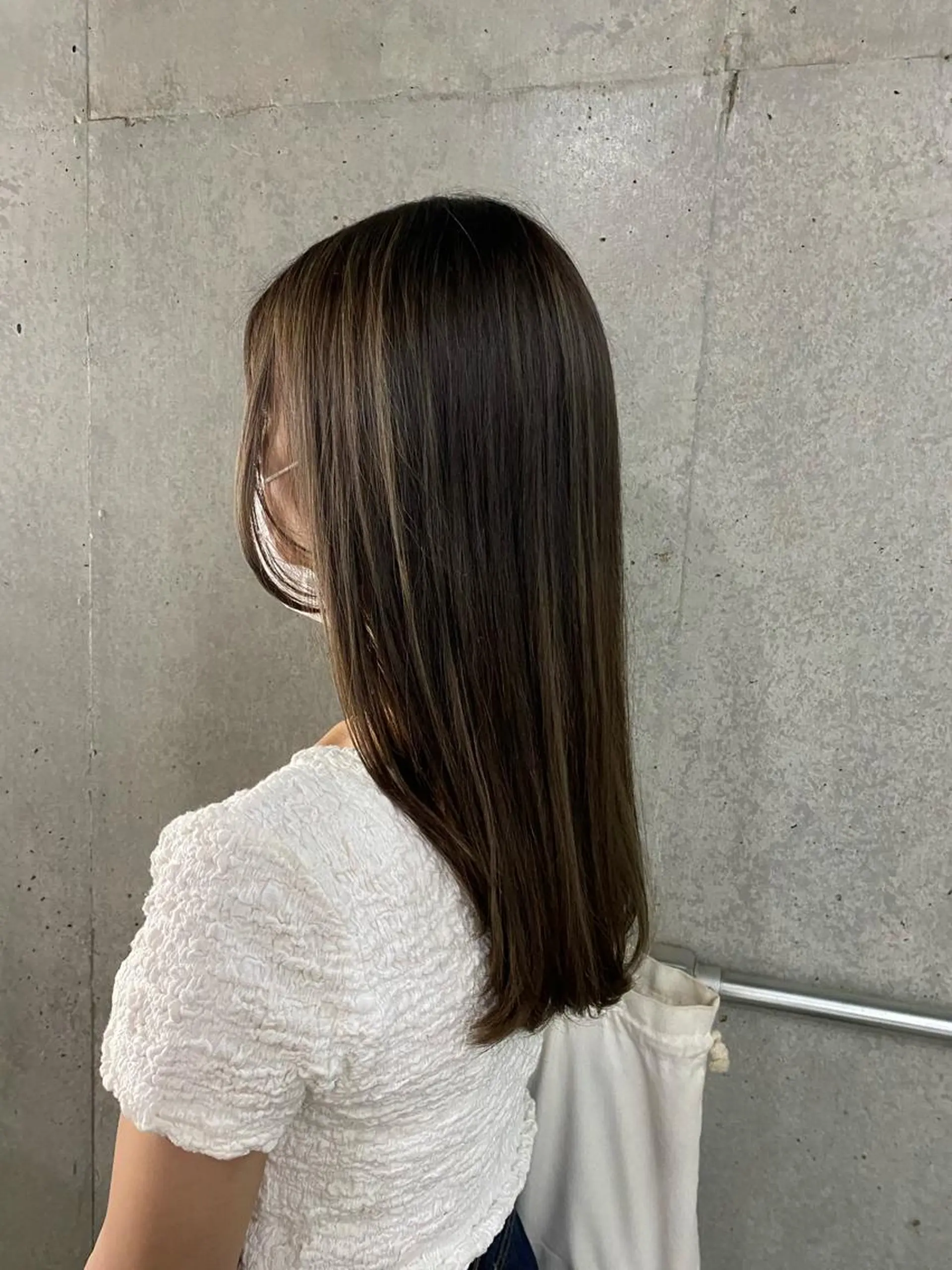 ロング シアーブラウン センターパート/ニ ュアンスパーマのヘアスタイル