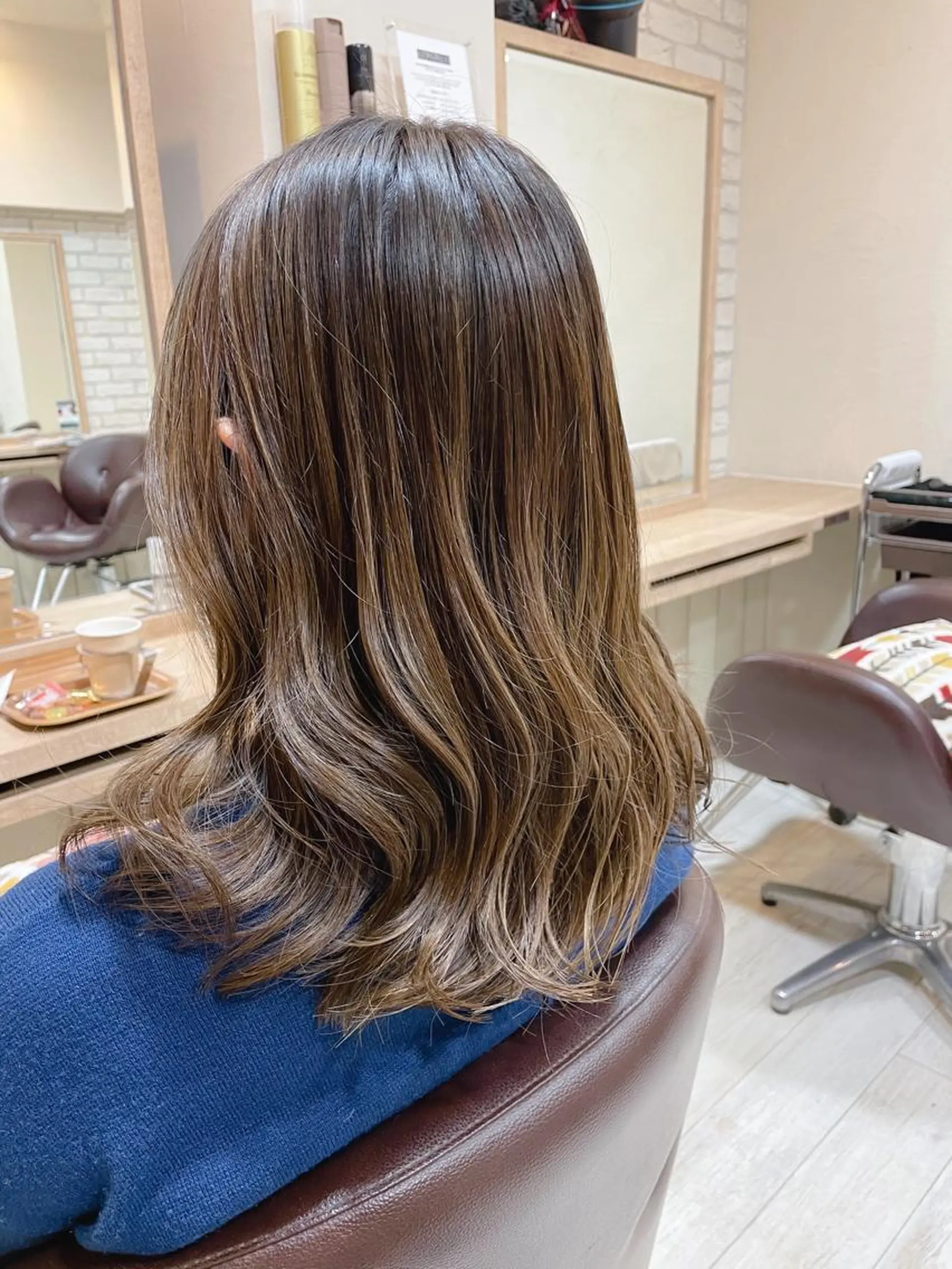 セミロング カラー ハイライトカラー 外国人風カラー ハイライト カット ヘアカラー トリートメント 清水 有実子のヘアスタイル