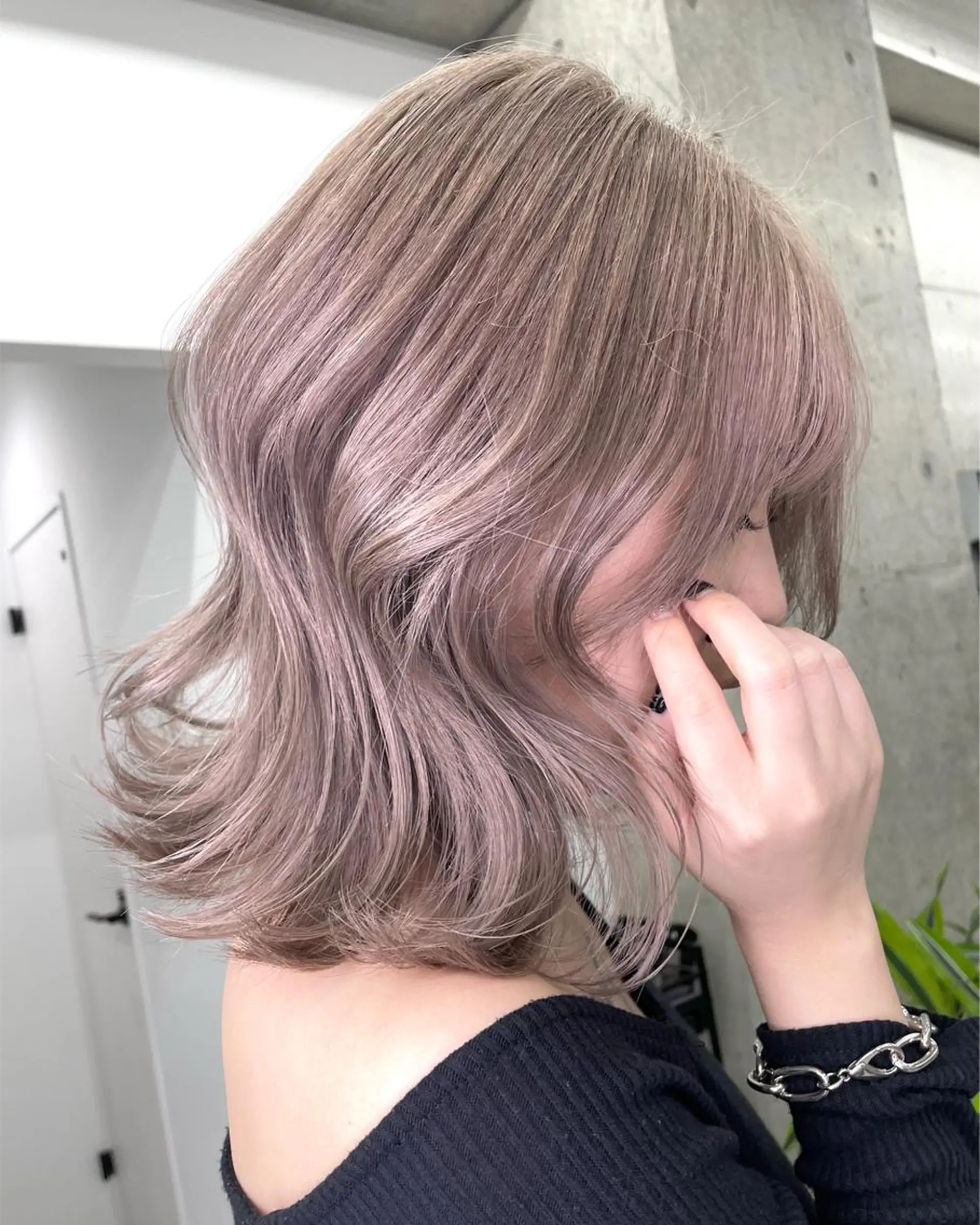 ミディアム カラー アッシュ アッシュグレー アッシュグレージュ バレイヤージュ ベージュカラー 岡留 愛美のヘアスタイル
