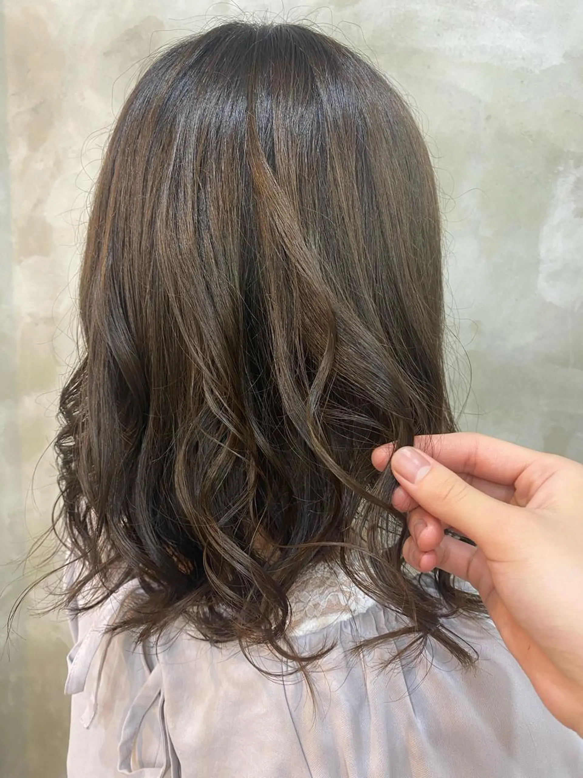 セミロング カラー ヘアアレンジ ベージュカラー ブリーチ ブリーチなしカラー オリーブベージュ 志賀 あずみのヘアスタイル
