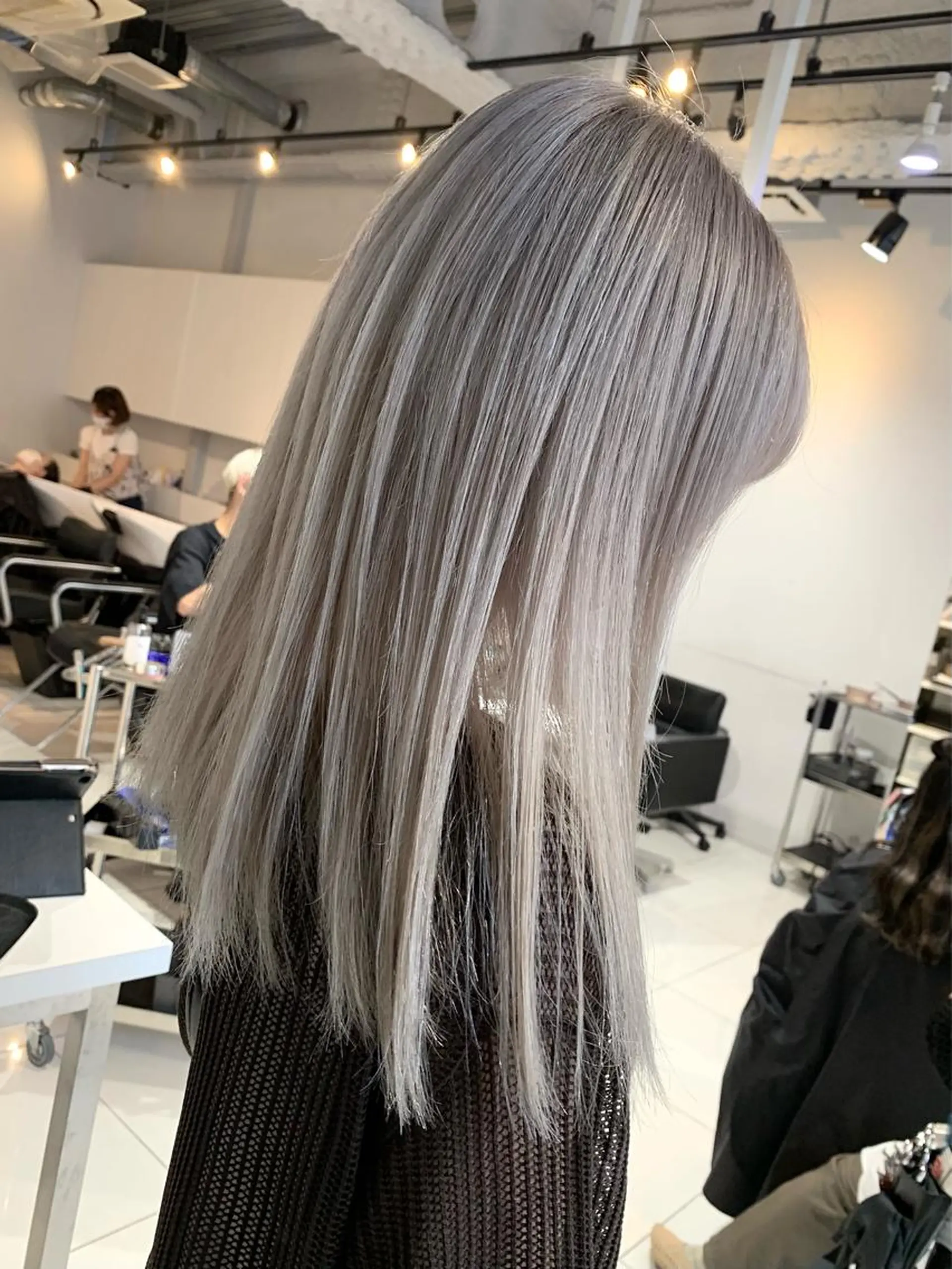 セミロング カラー ヘアアレンジ 切りっぱなしボブ バレイヤージュ 黒髪 グラデーションカラー ハイライトカラー 阿部 圭悟のヘアスタイル