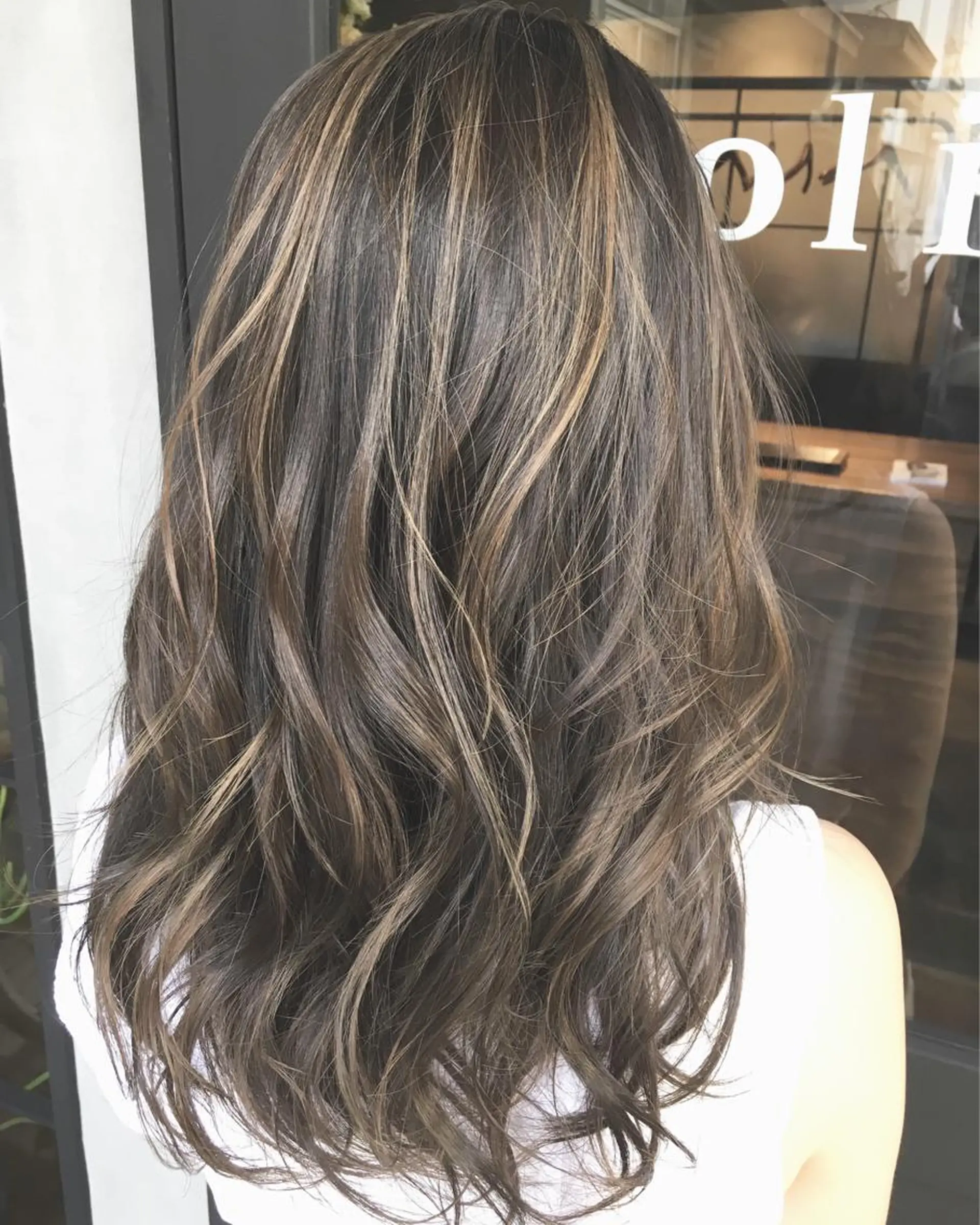 ミディアム 外国人風カラー ハイライト レイヤーカット 【ブリーチ髪質改善 パーマ】宮田浩章のヘアスタイル