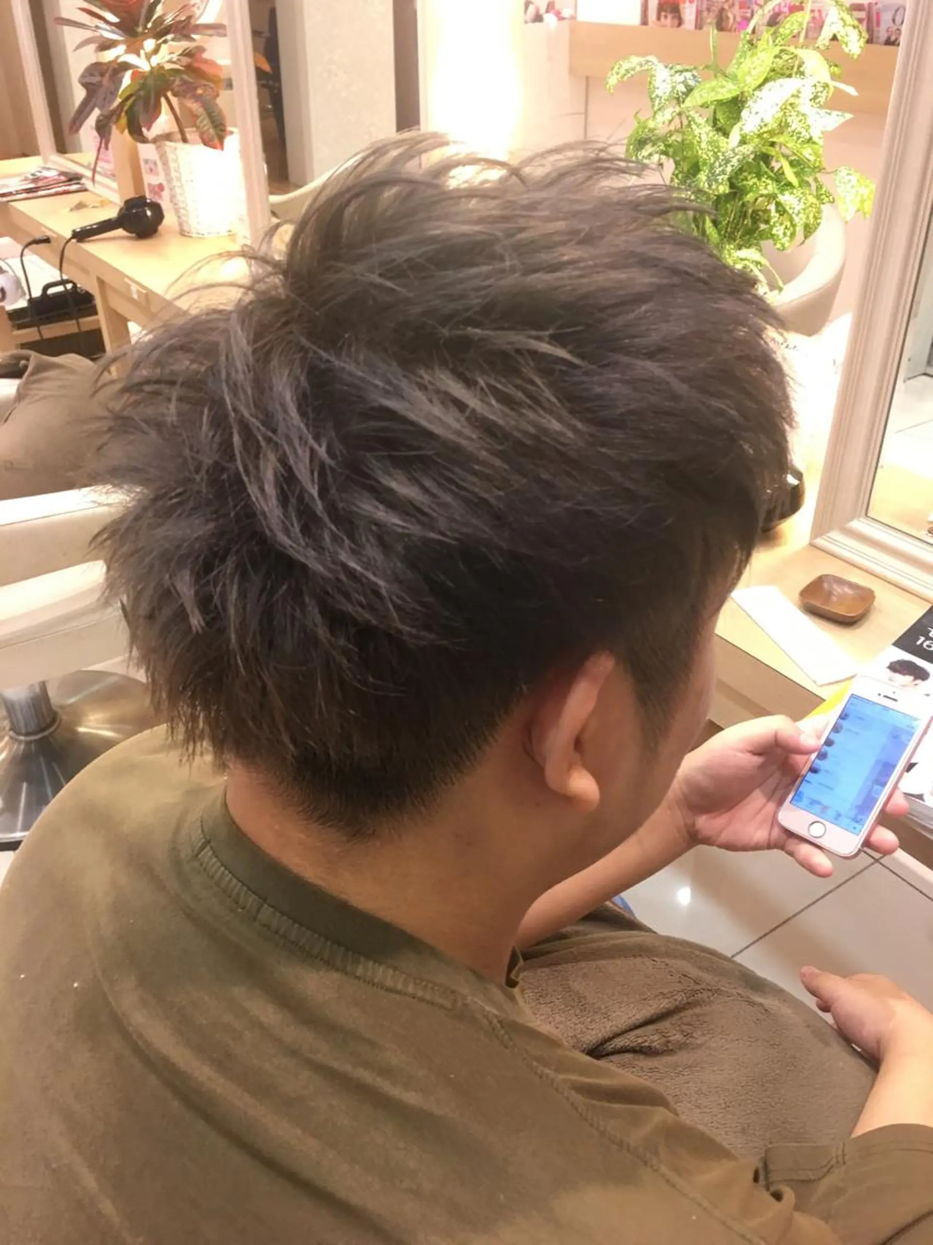 ショート カラー ブリーチ パープルカラー 小田原NO1 美容師 飯田飛翔のヘアスタイル