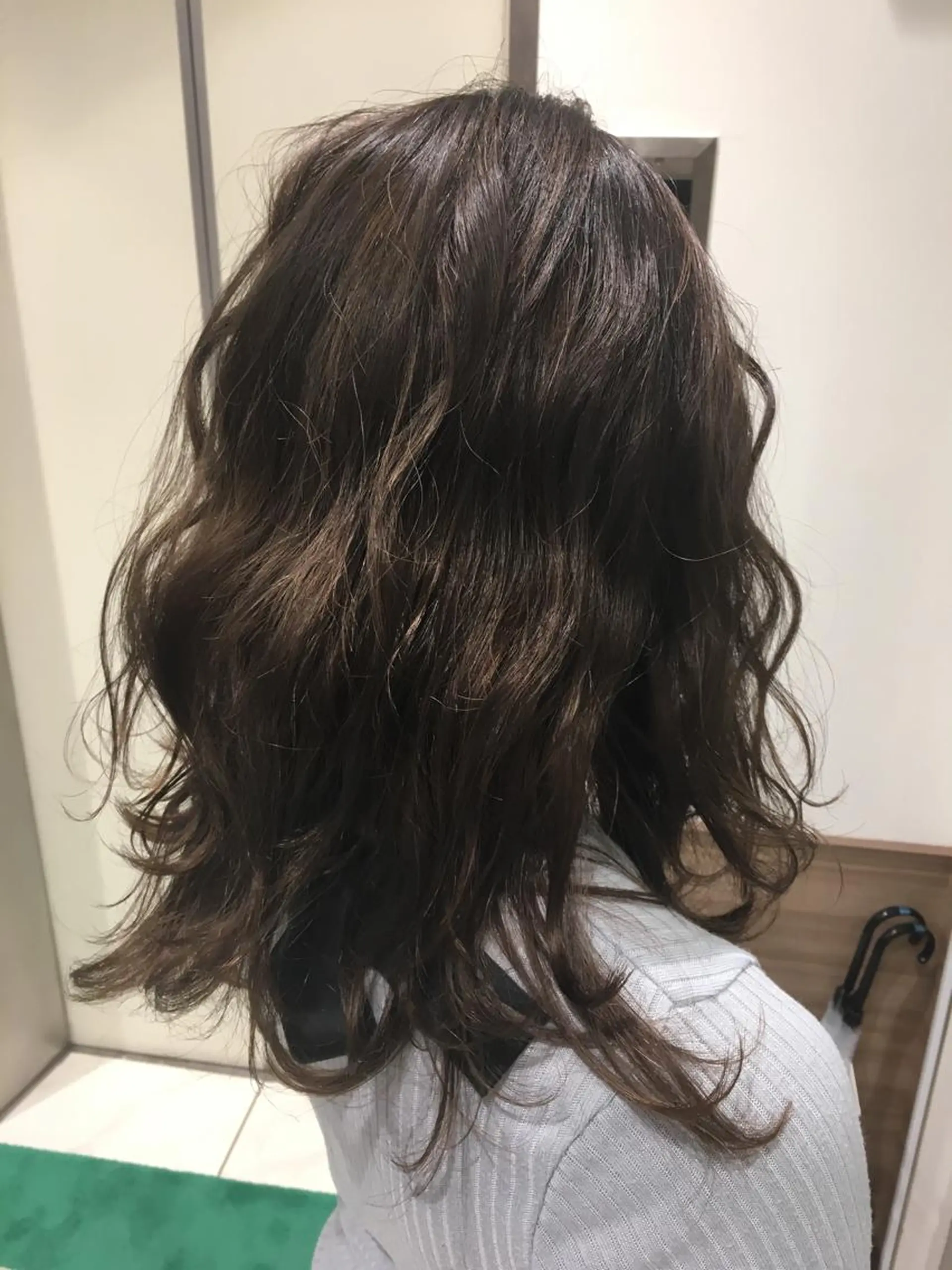 ミディアム カラー グレージュ カーキグレージュ 店長 小池アキトのヘアスタイル