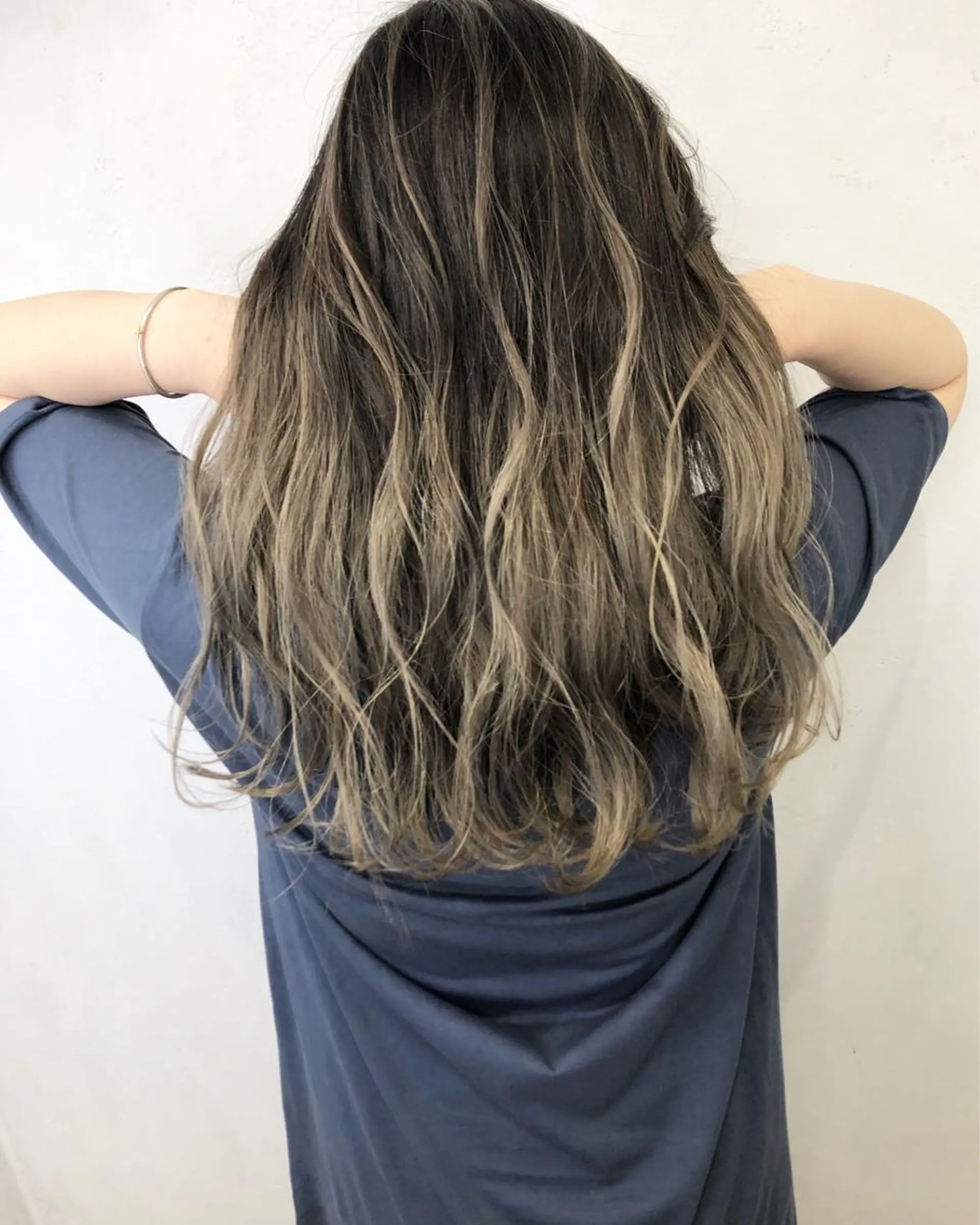 ロング カラー バレイヤージュ レイヤーカット ヘアカラー トリートメント ブリーチカラーレイヤ ーカット🦋annaのヘアスタイル