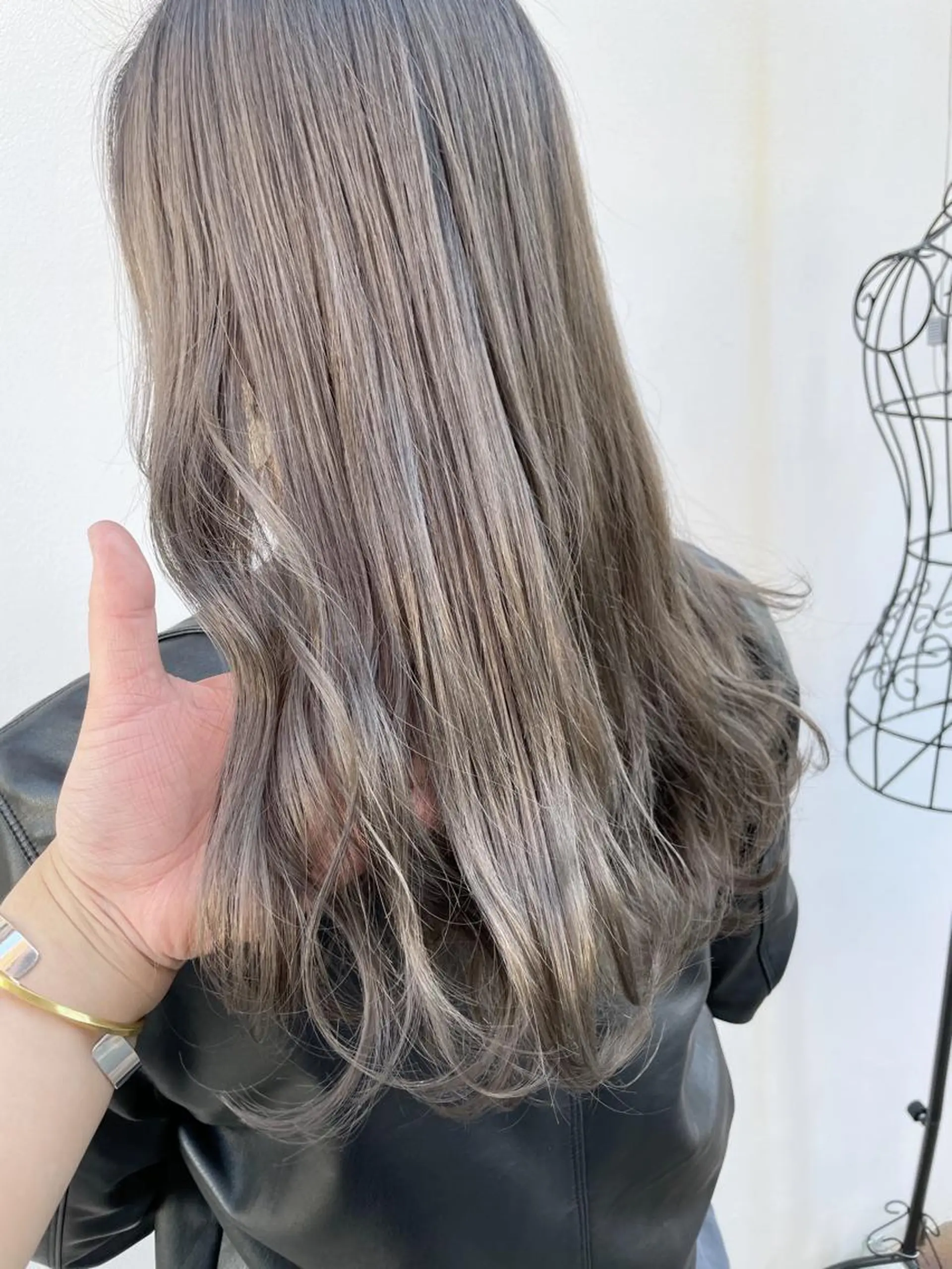 ロング カラー ブリーチ シルバー バイオレットカラー 韓国ヘア🇰🇷 FUMINAのヘアスタイル