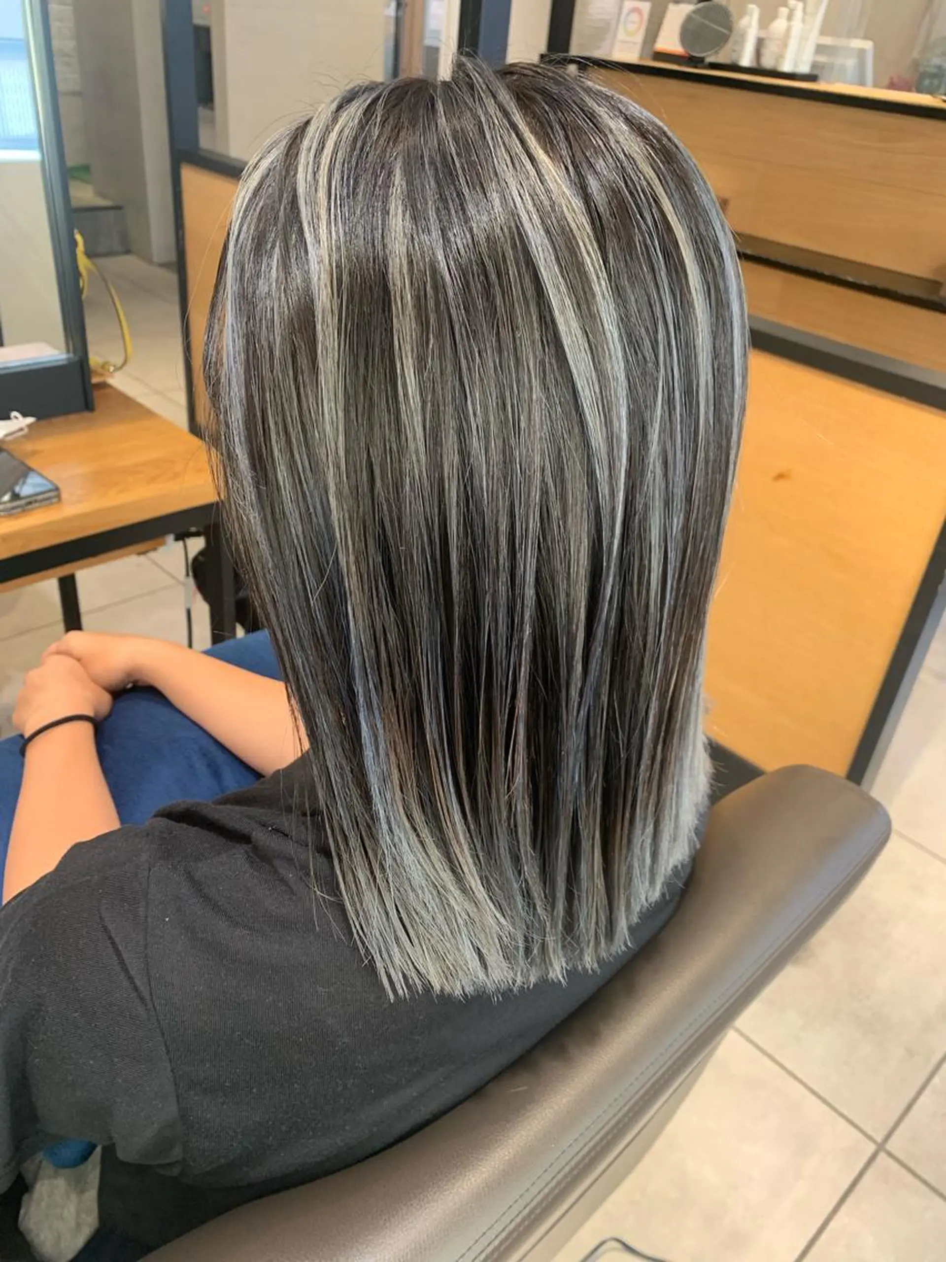 ミディアム カラー ハイライトカラー ハイライト 縮毛矯正✖️似合わせ 🌻ヒトミのヘアスタイル