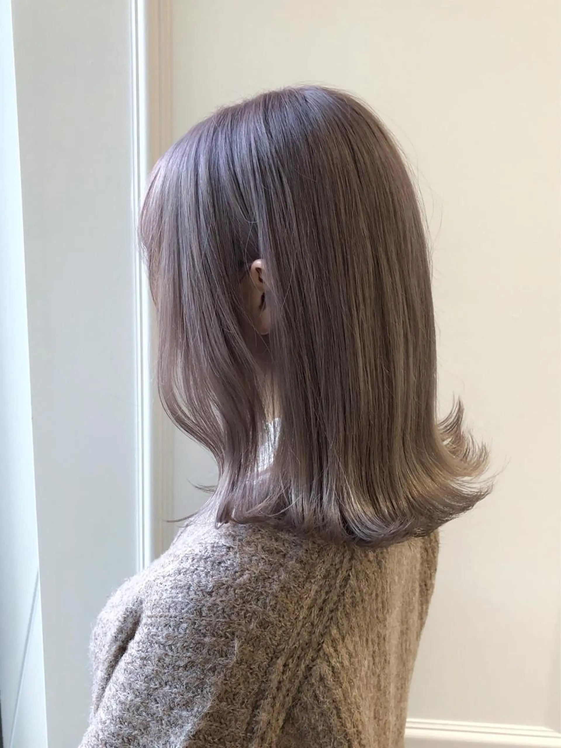 ミディアム ラベンダーベージュ カット ヘアカラー 小顔レイヤー/ ベージュ🤍Rieのヘアスタイル