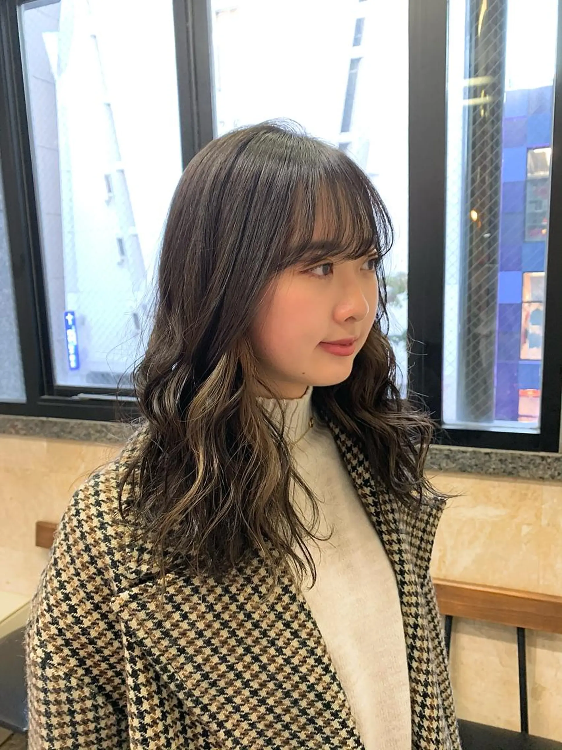 セミロング カラー ヘアアレンジ 🌟小顔レイヤー× 赤み消し透明感カラーのヘアスタイル