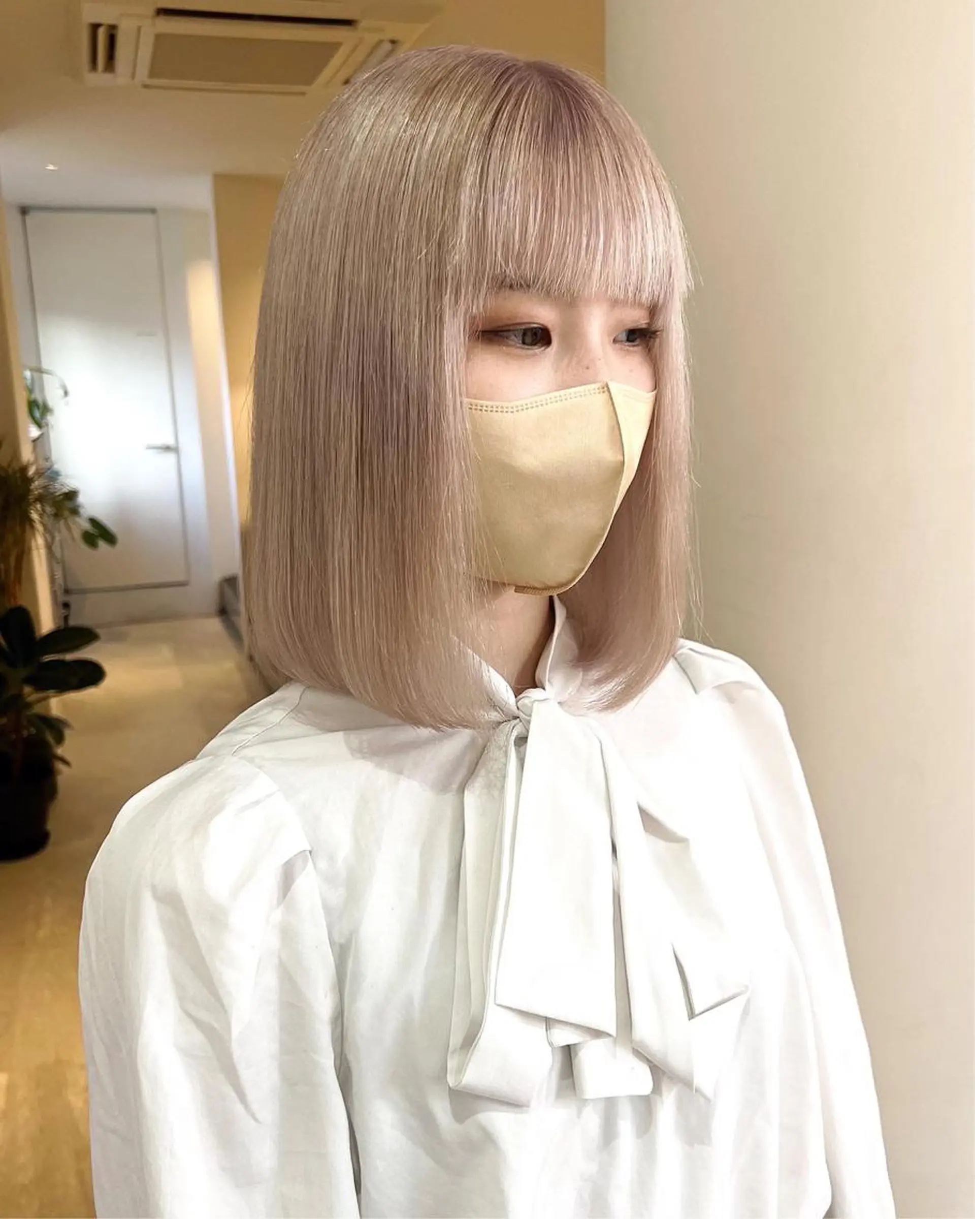 ミディアム カラー ベージュカラー ブリーチ ホワイトベージュ ボブ RAIMA ケアハイトーンのヘアスタイル