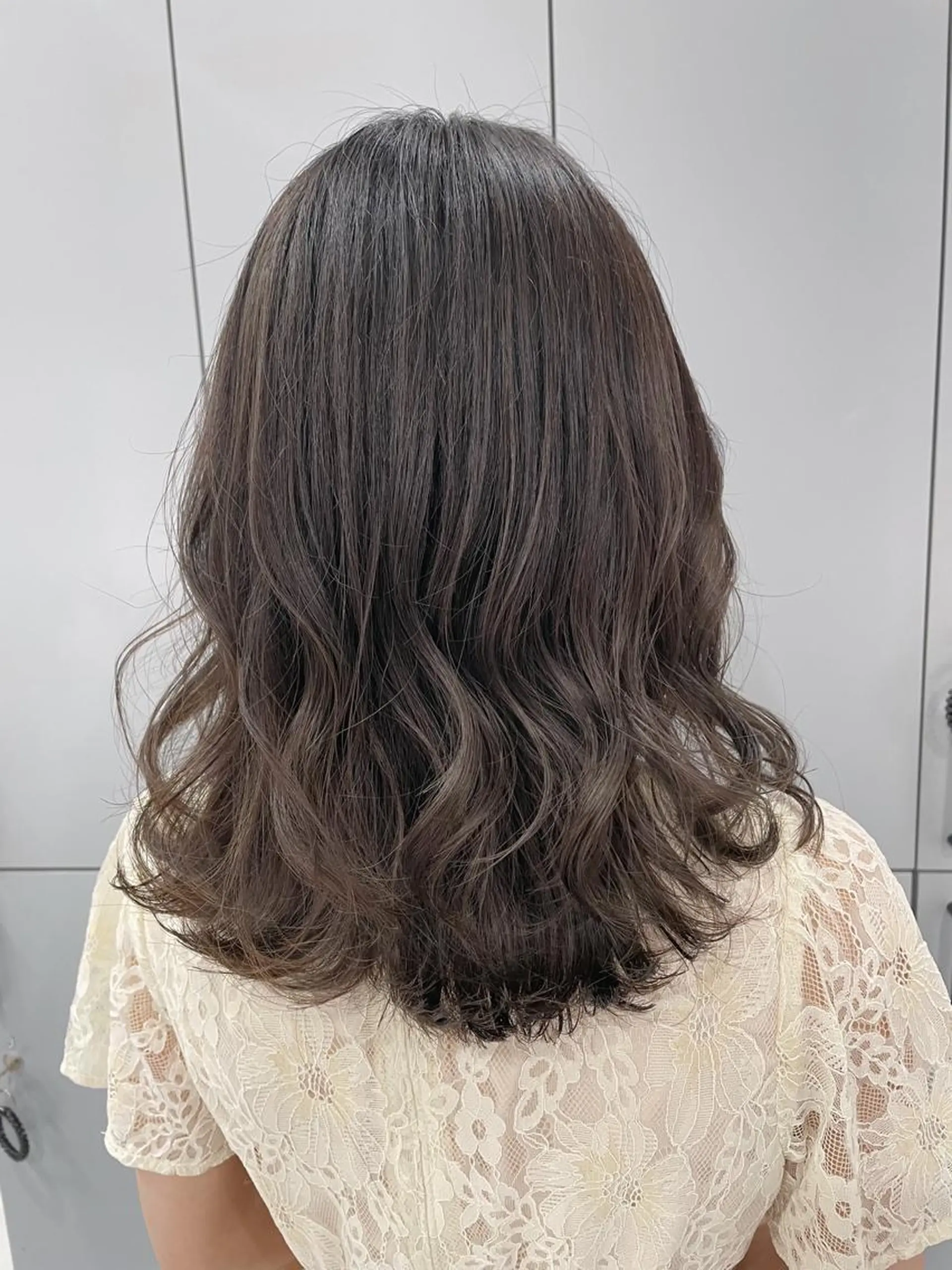 セミロング カラー グレージュ ハイライトカラー ハイライト カット ヘアカラー 狩野 羅夢のヘアスタイル
