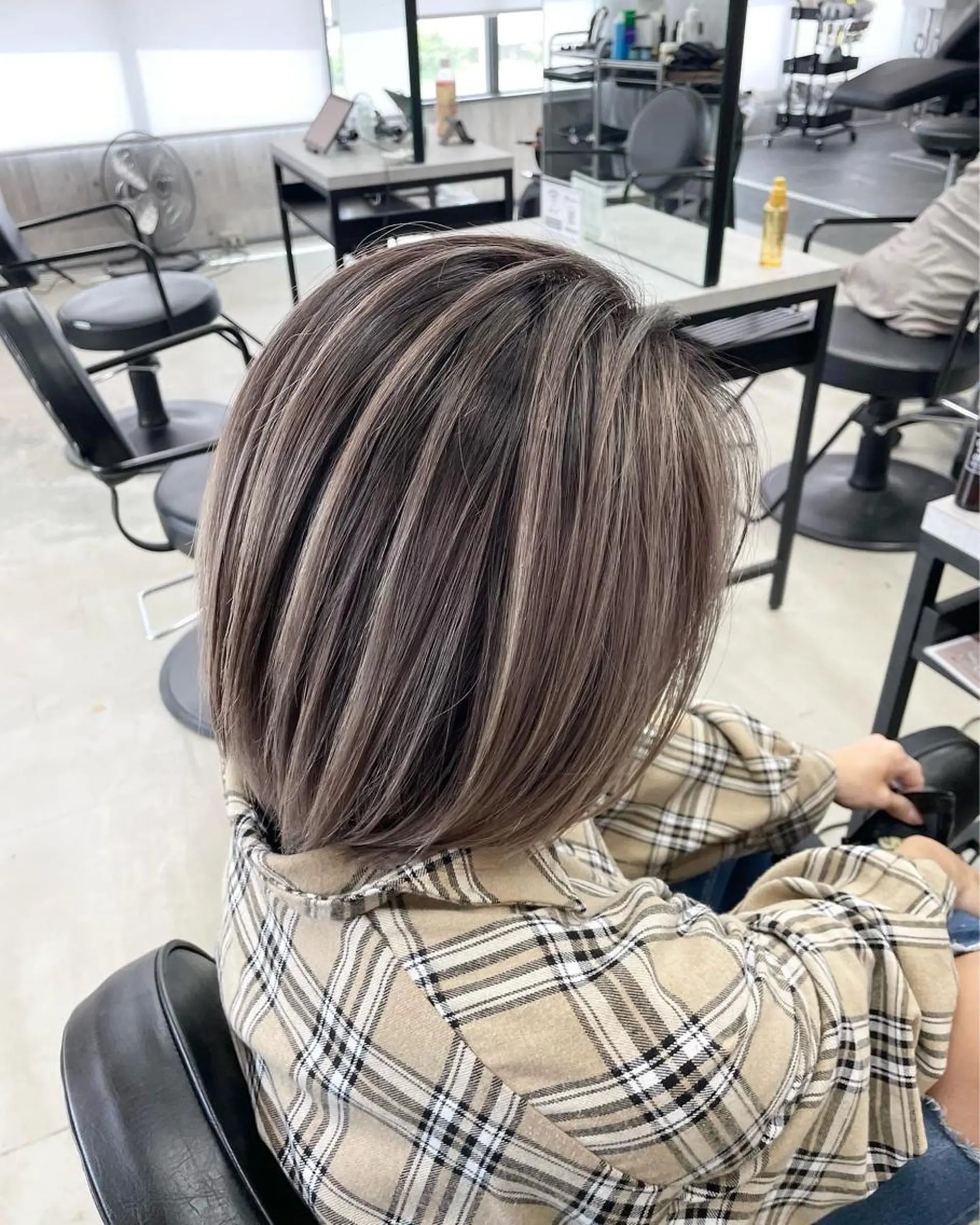 ミディアム カラー ハイライトカラー シルバー ハイライト ヘアカラー LUXBE LUCE 那覇小禄イオン店所属・LUXBE LUCE ひなののヘアスタイル