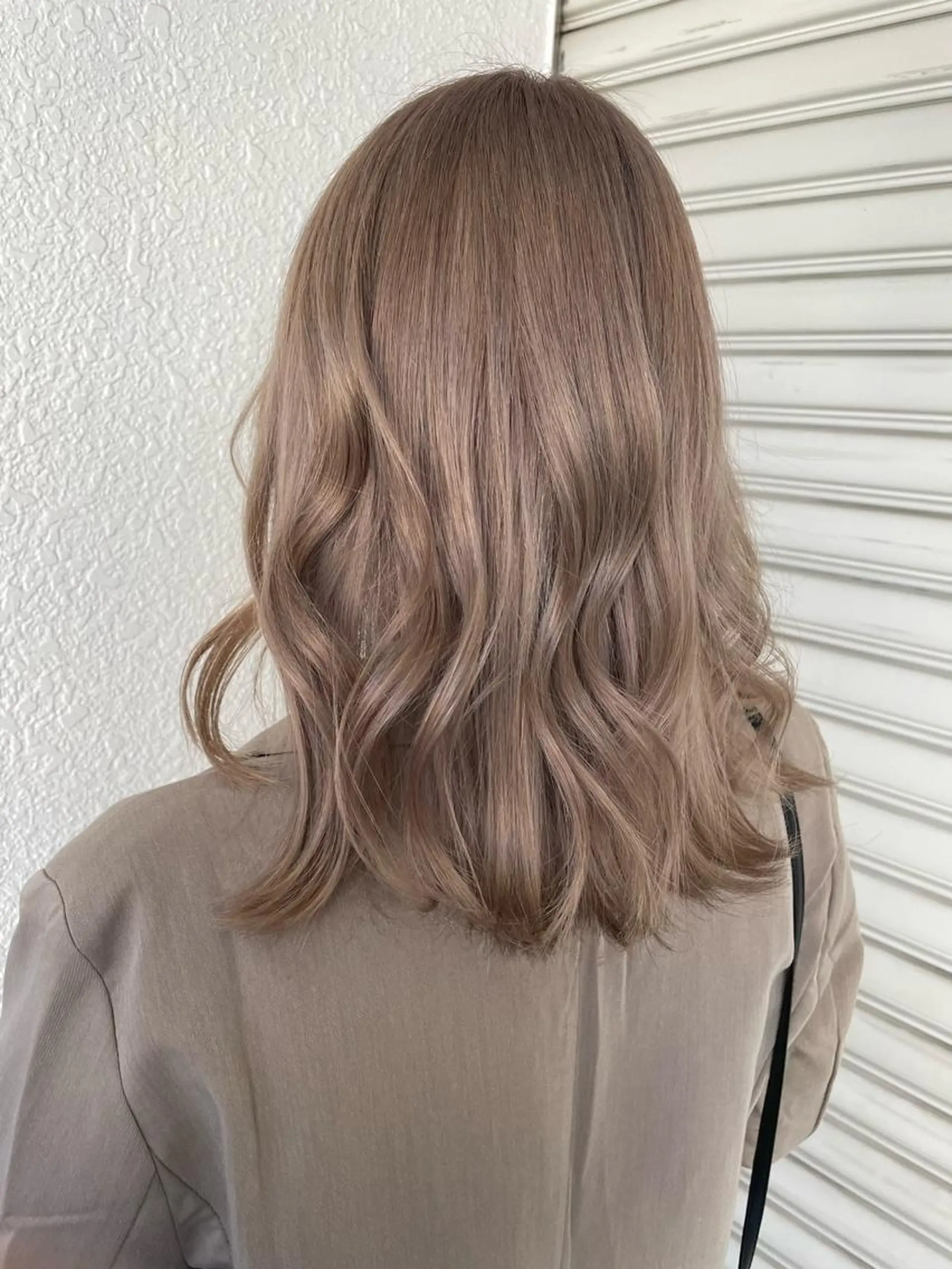 ミディアム カラー カット ヘアカラー トリートメント 井本翔太.髪質改善. ベージュ.グレージュのヘアスタイル