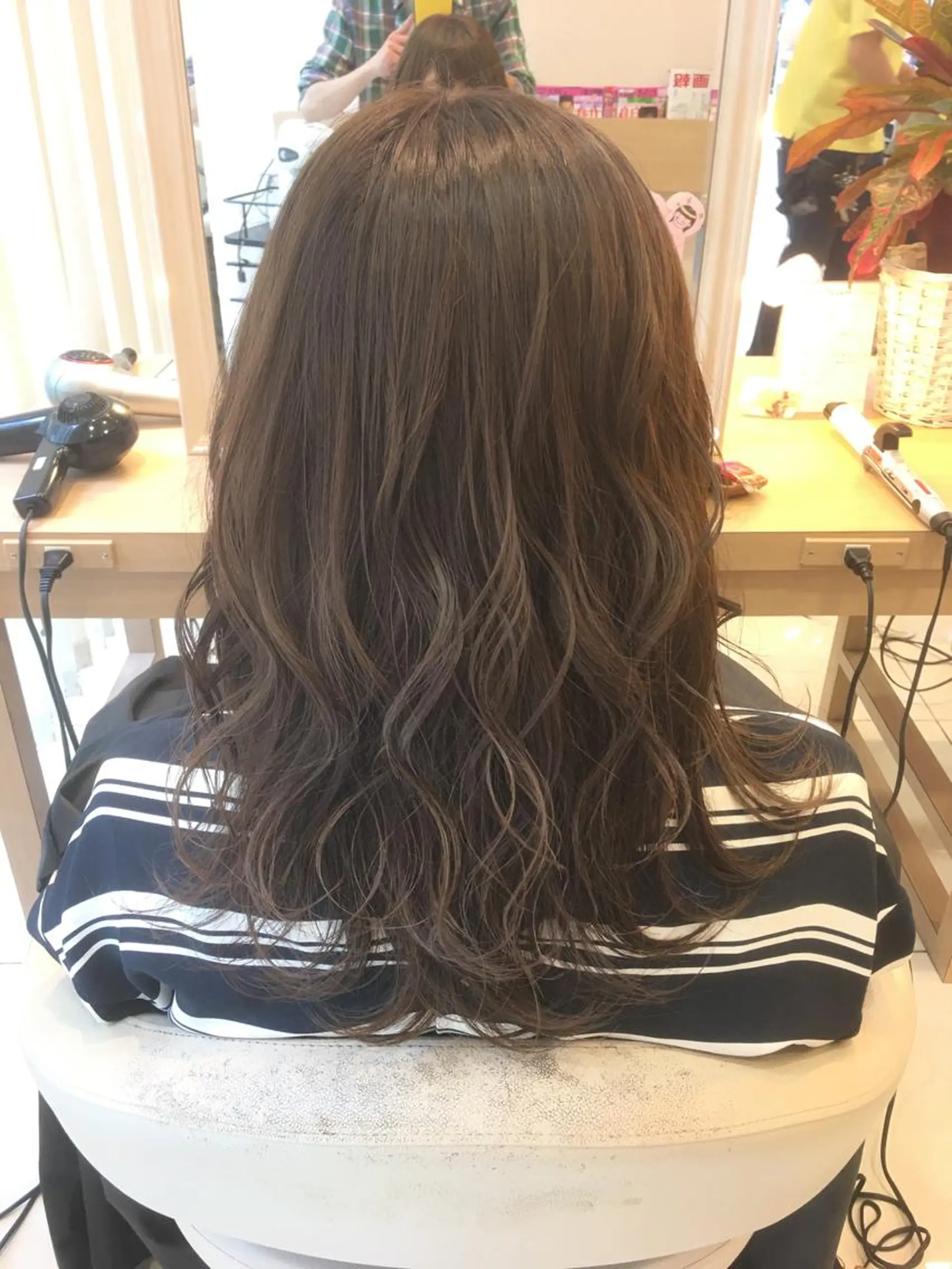 セミロング カラー グレージュ カーキグレージュ 小田原NO1 美容師 飯田飛翔のヘアスタイル