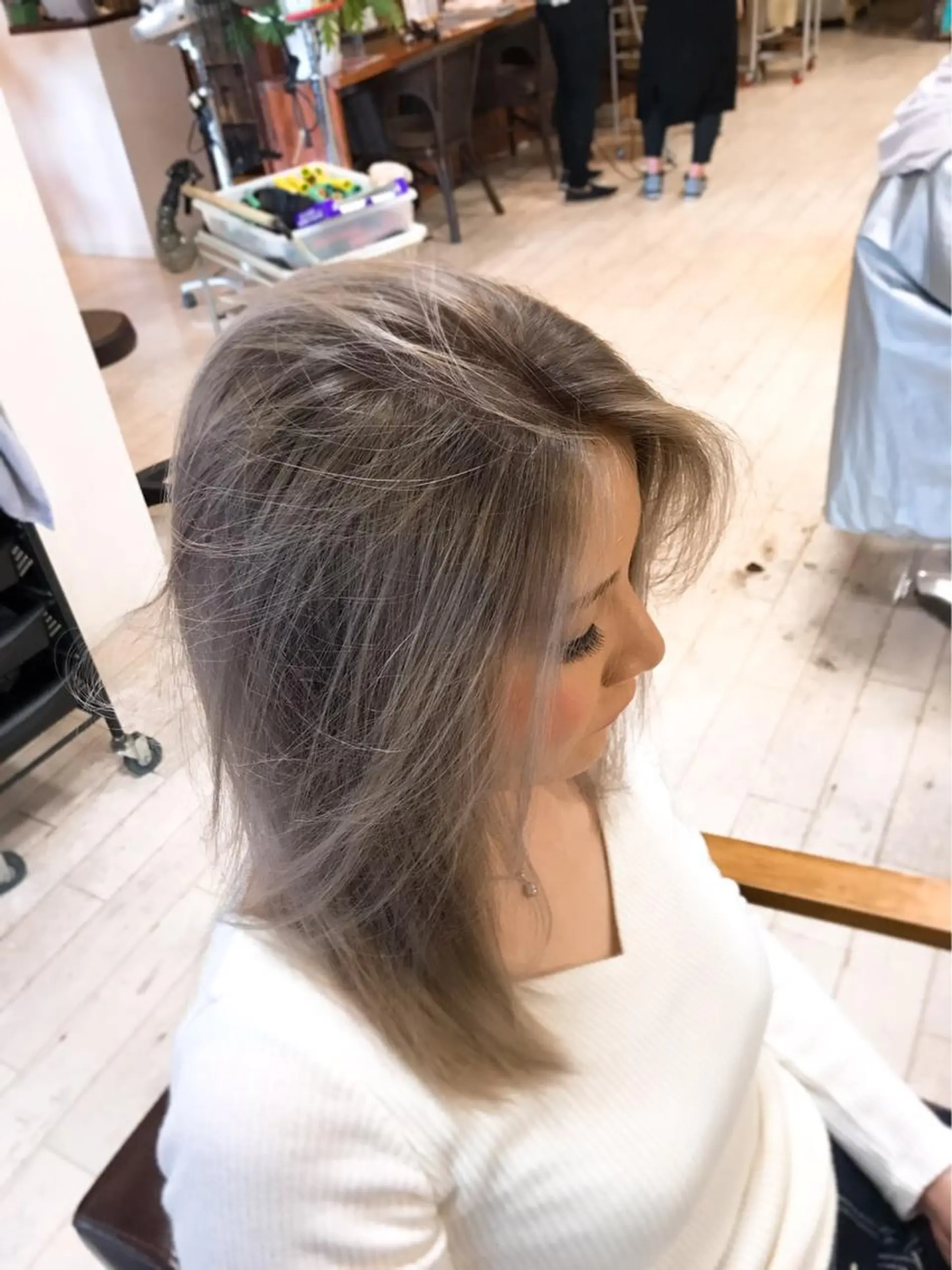 ロング カラー アッシュ グレージュ シルバー シルバーアッシュ ロング カット ヘアカラー 田中 就のヘアスタイル