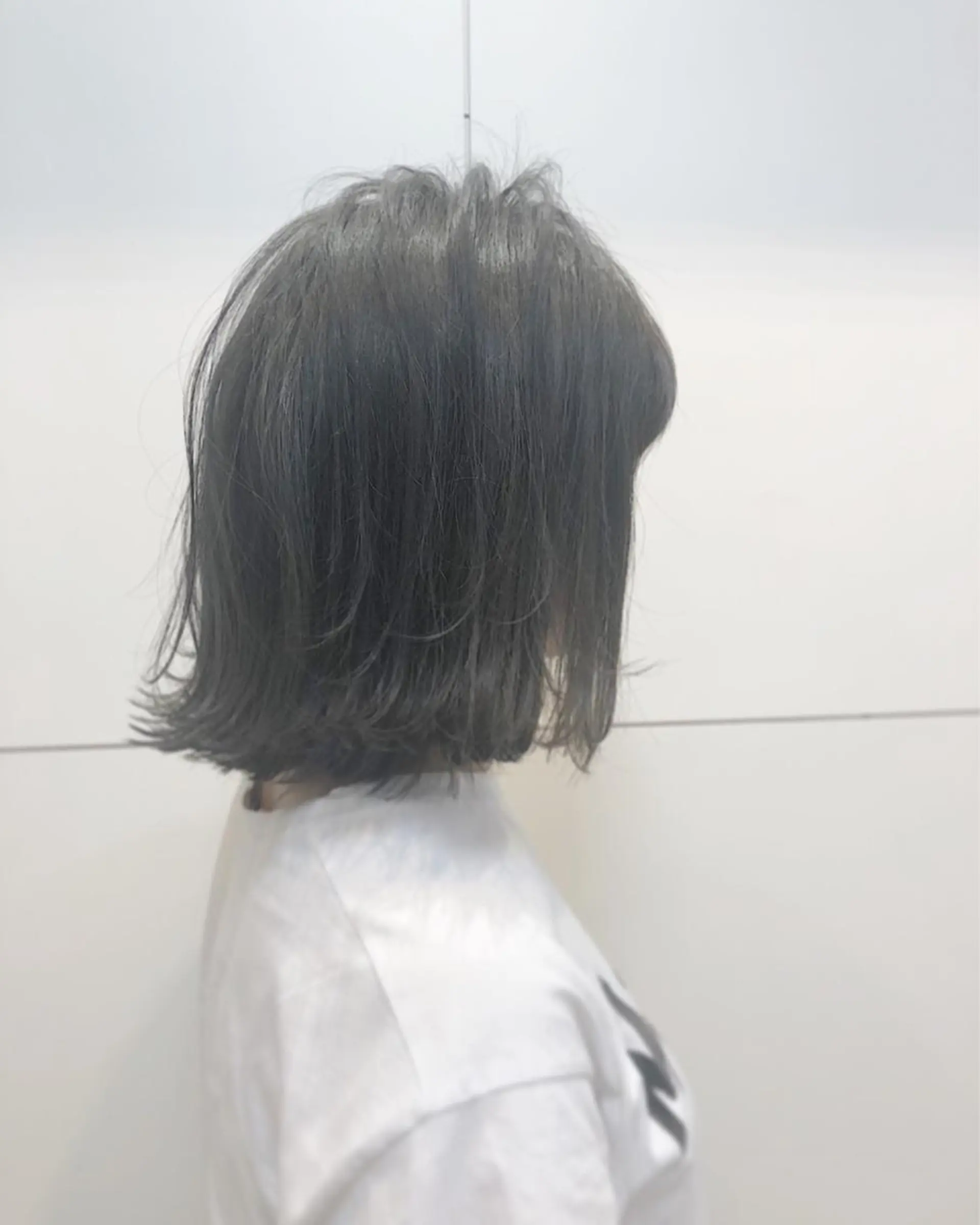 ショート アッシュ アッシュグレー ボブ 外ハネヘア レイヤー×縮毛矯正 深見 拓のヘアスタイル