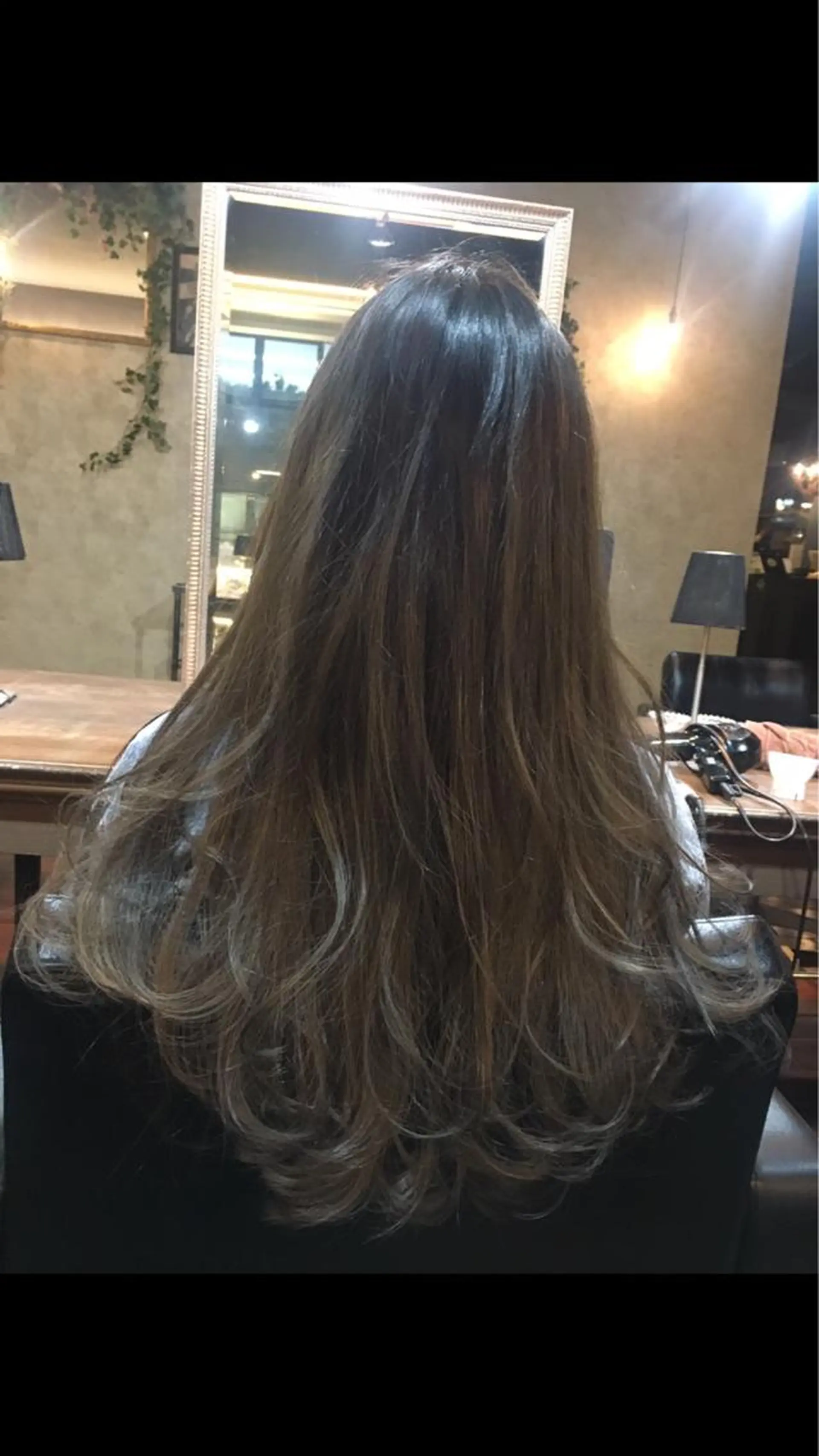 ロング カラー グラデーションカラー ハイライトカラー ハイライト ヘアカラー トリートメント 吉本 yoshimotoのヘアスタイル