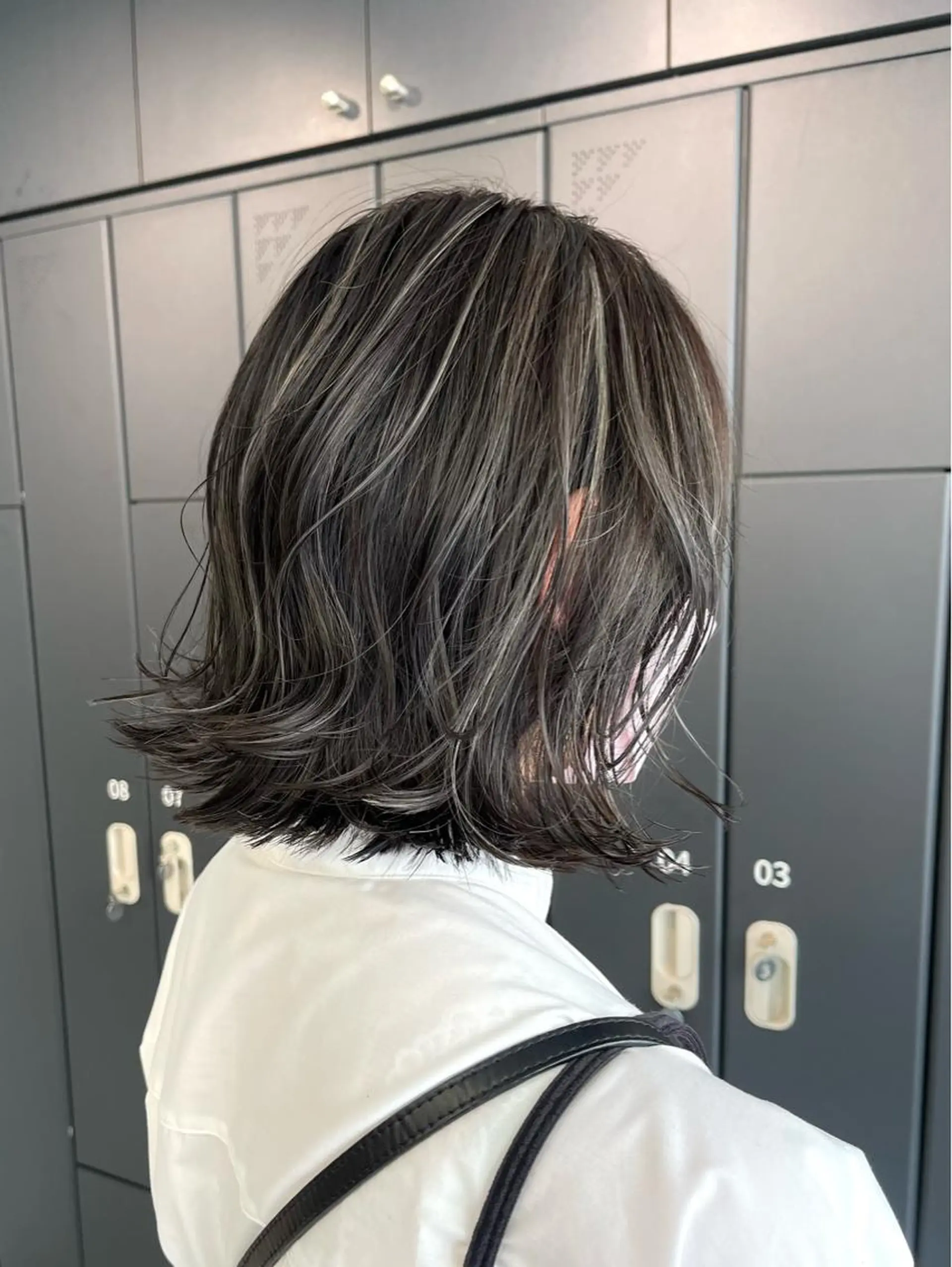 ミディアム カラー 切りっぱなしボブ ハイライトカラー シルバー ボブ ハイライト ヘアカラー トリートメント ハイライト/ショート /ボブ/RYOHEIのヘアスタイル